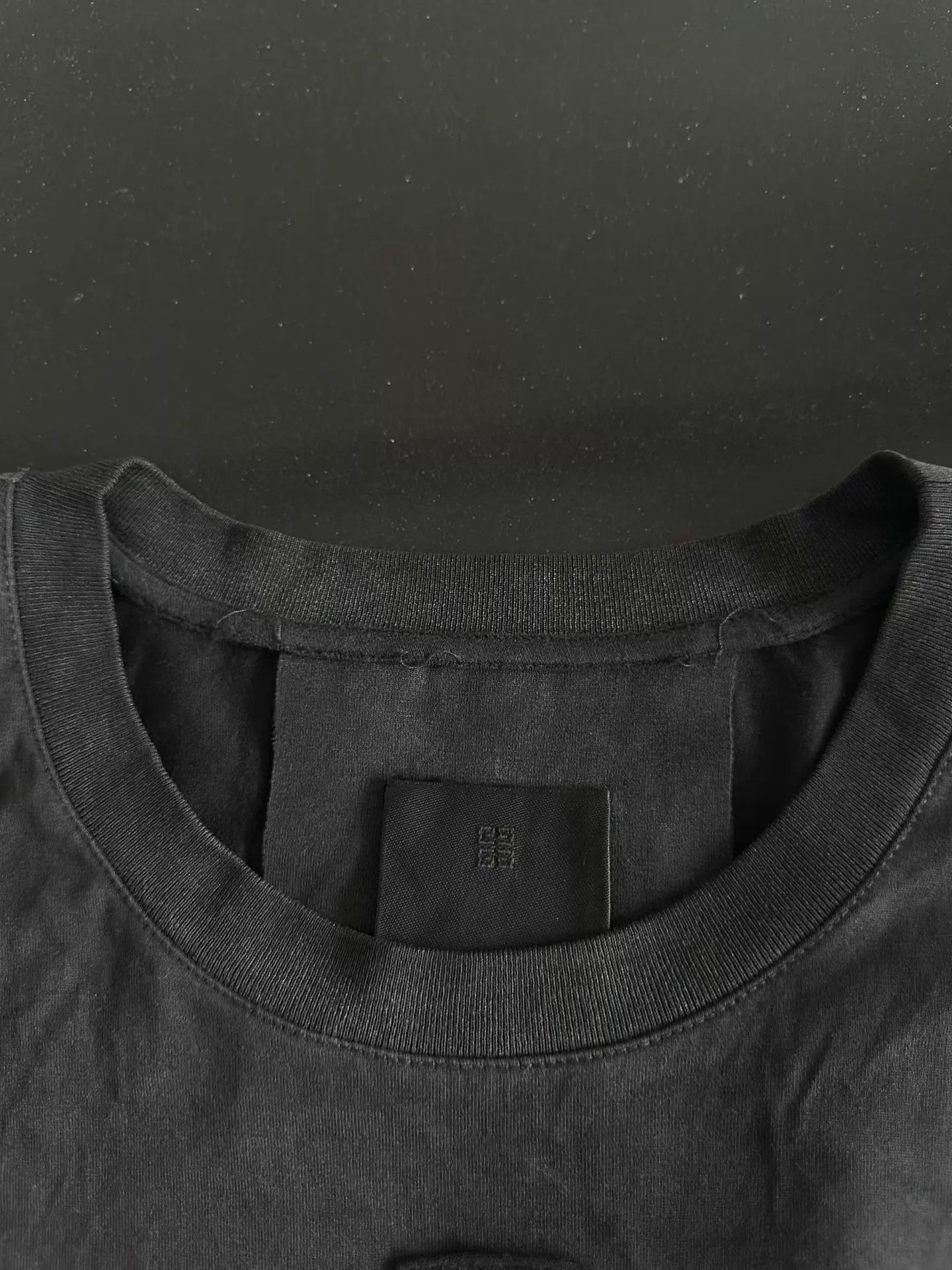 Givenchy Givenchy distressed short sleeve L 98 new Size US L / EU 52-54 / 3 - 3 Thumbnail