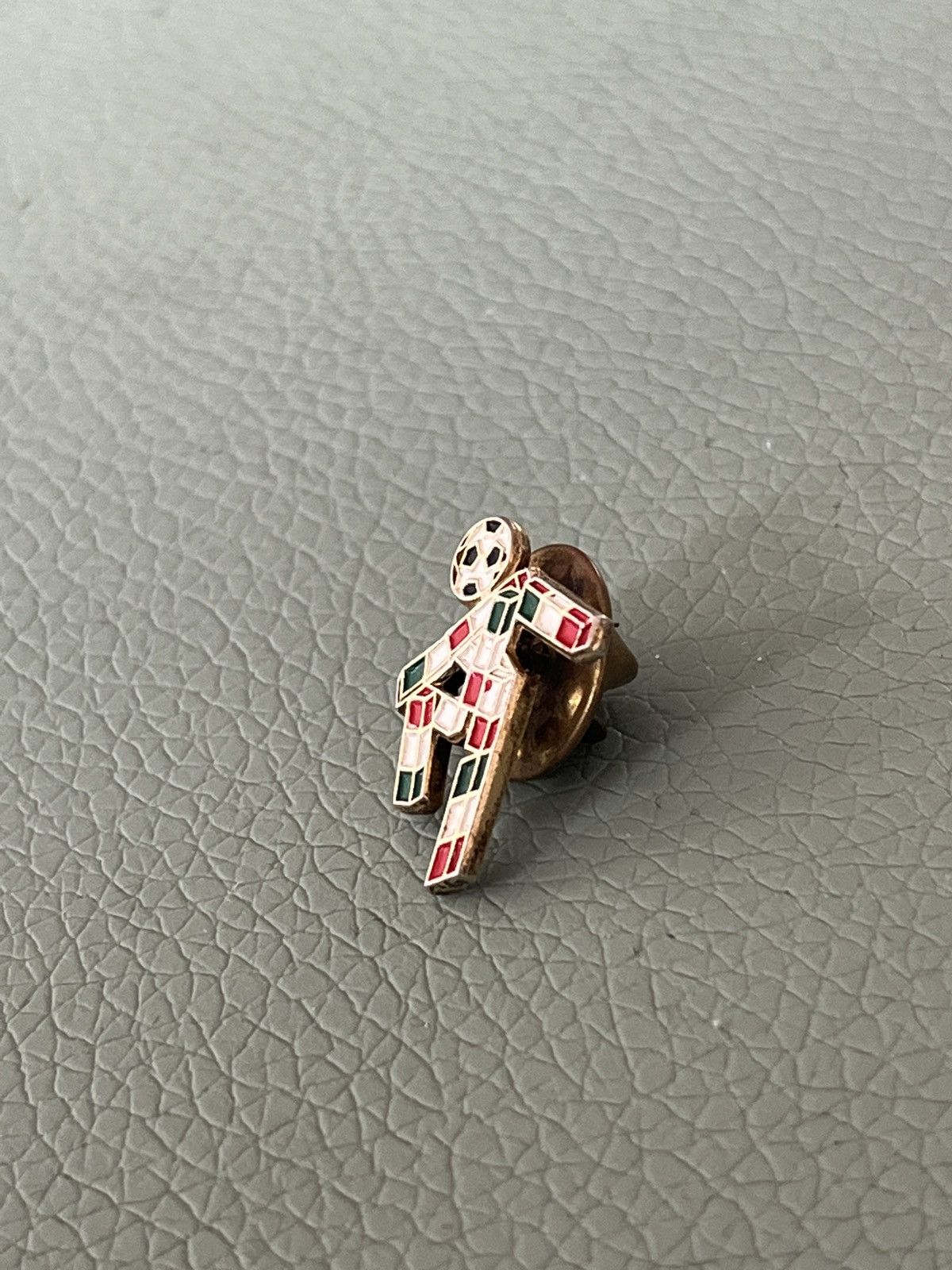 Vintage Italia 90 football World Cup vintage pin (rare) Size ONE SIZE - 3 Thumbnail