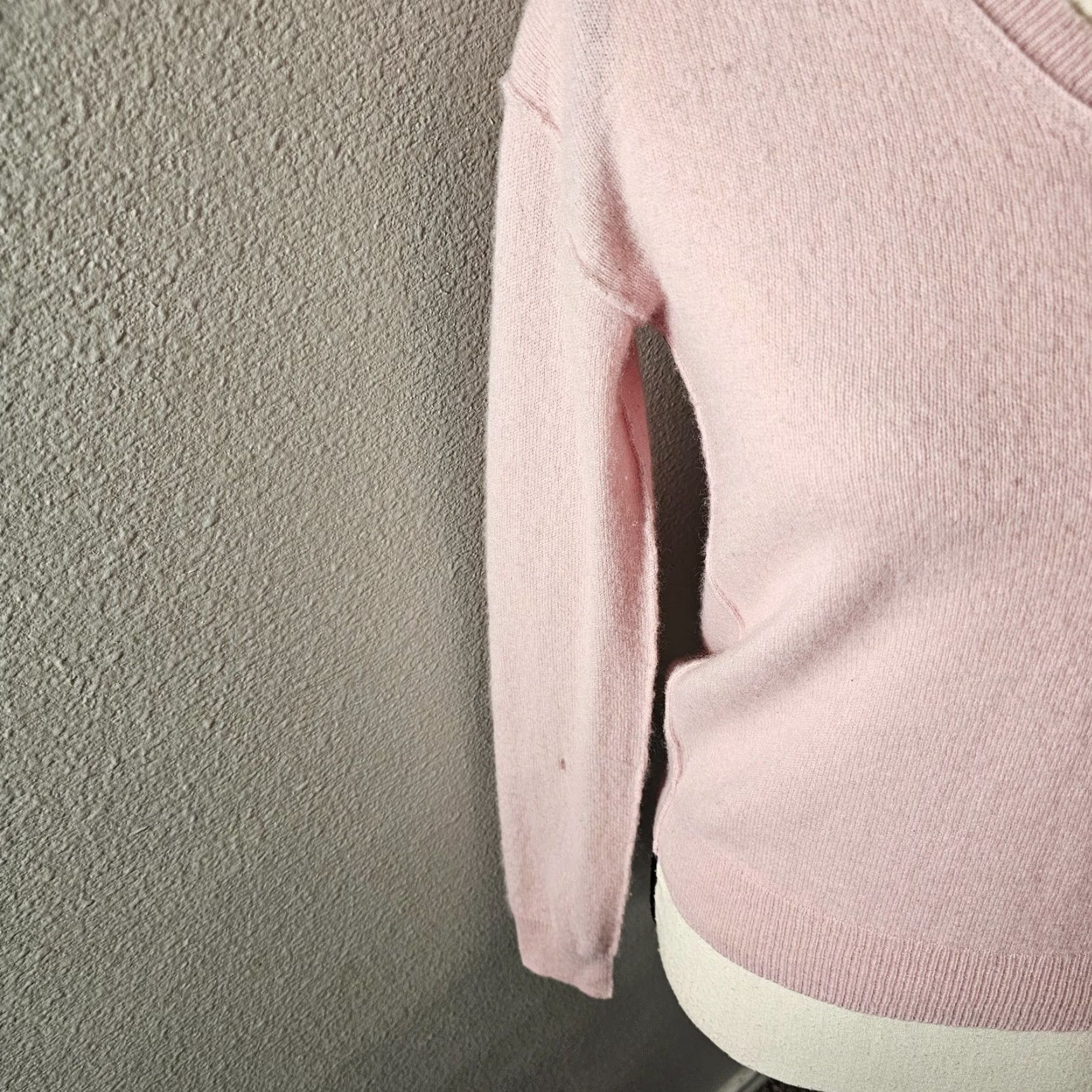 Neiman Marcus VINTAGE Neiman Marcus Cashmere Sweater XS Pink V-Neck Long Sleeve Casual Womens Size XS / US 0-2 / IT 36-38 - 3 Thumbnail