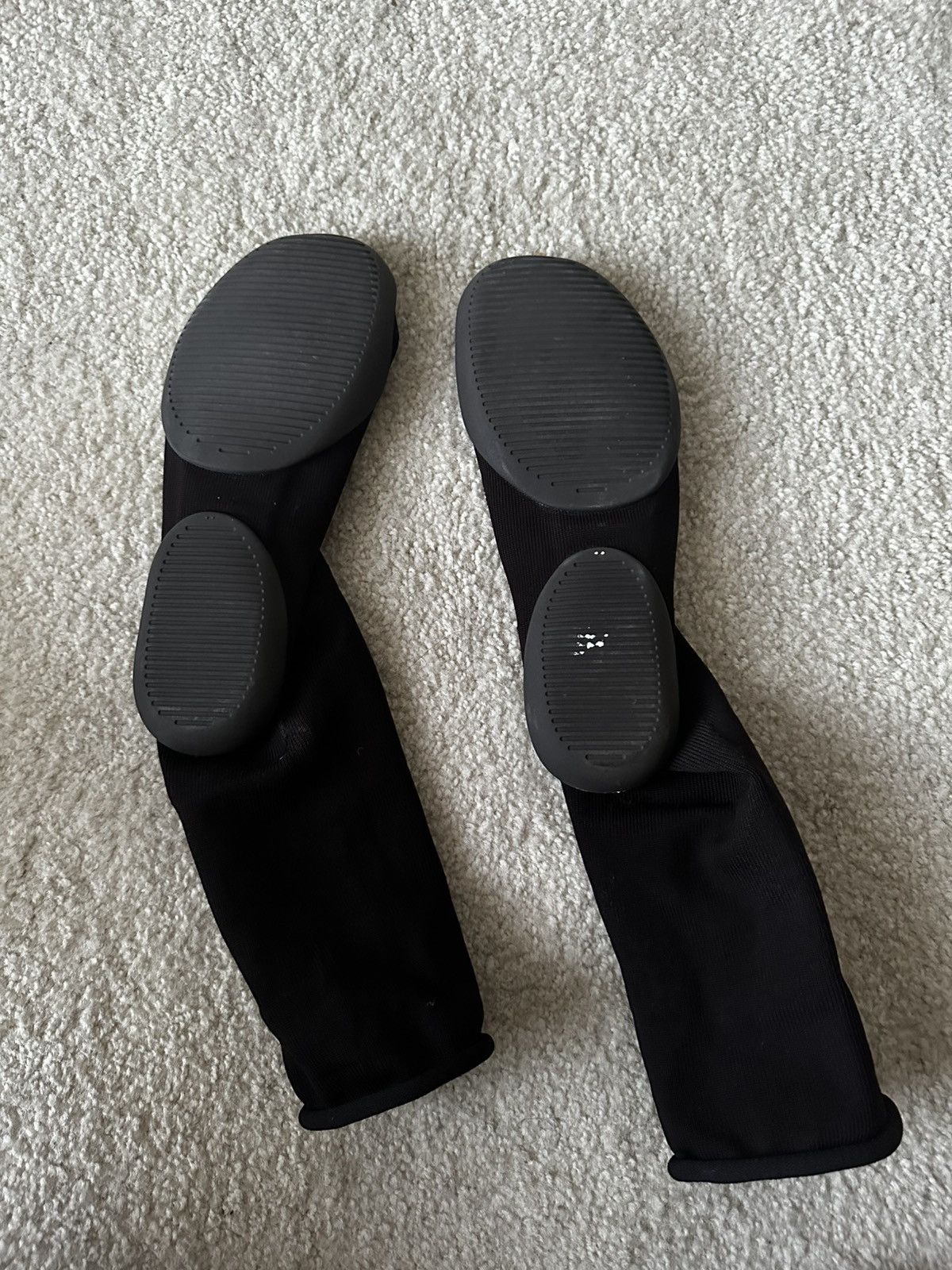 Yeezy Yeezy Pods Size US 10.5 / EU 43-44 - 2 Thumbnail