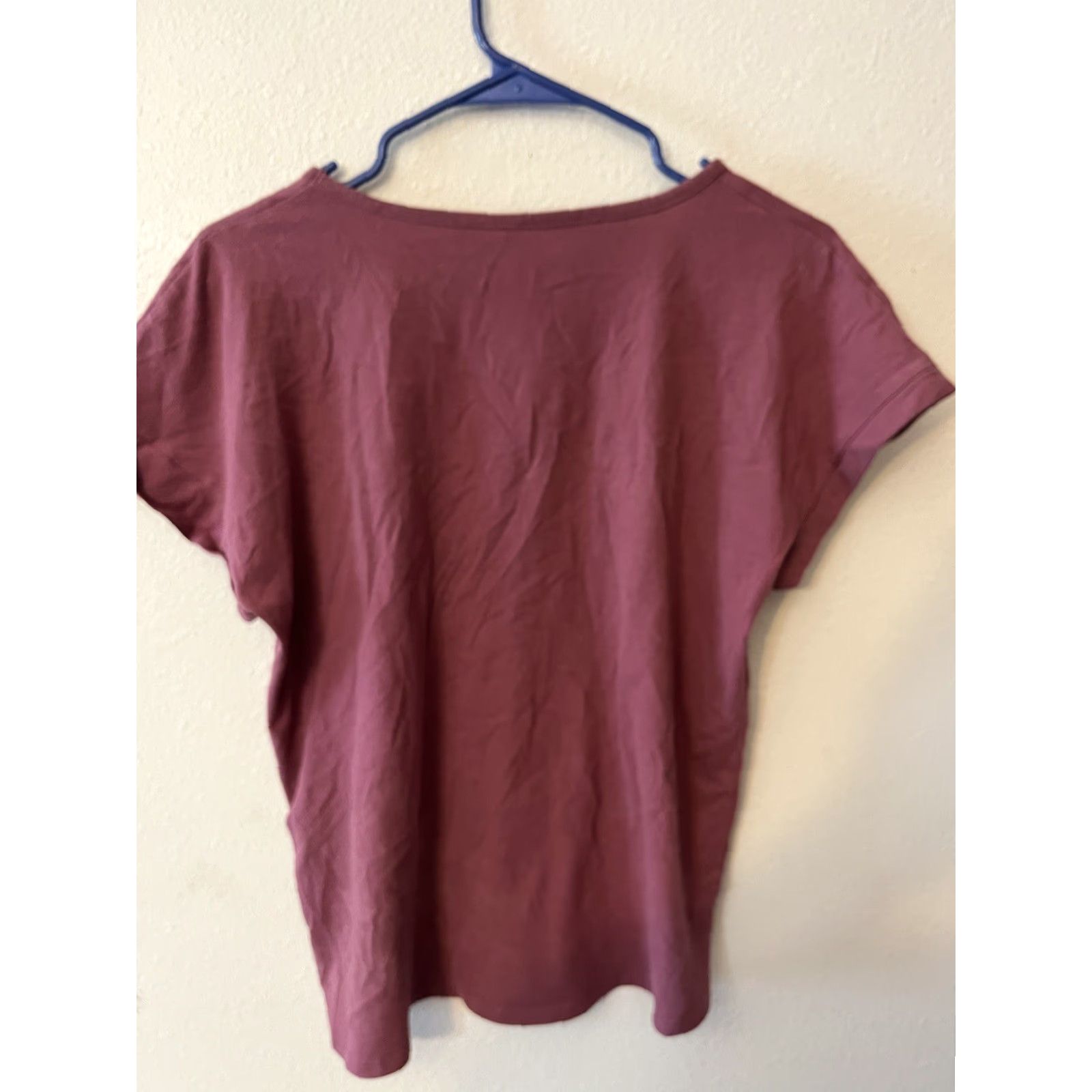 Under Armour VINTAGE Under Armour Shirt Women S Maroon Crew Neck Heatgear Graphic Activewear Short Sleeve Running Size S Womens Size S / US 4 / IT 40 - 3 Thumbnail