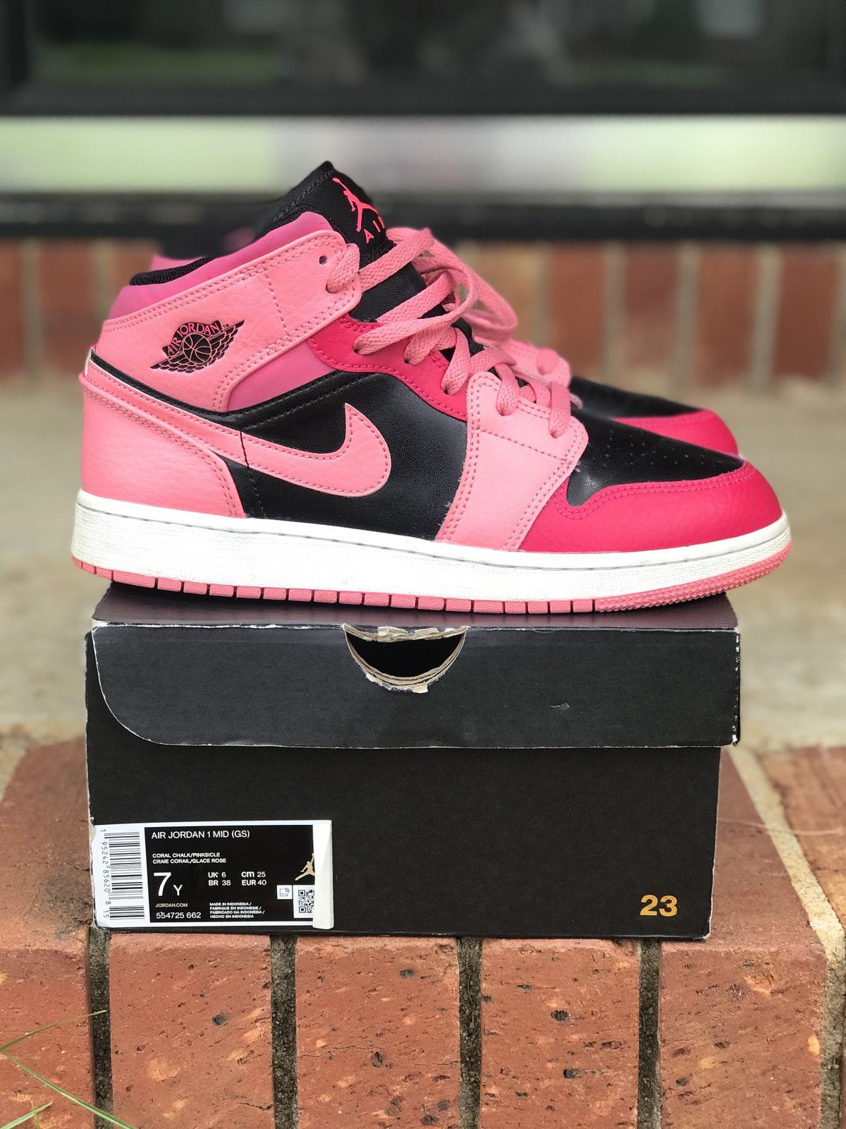 Jordan Brand Air Jordan 1 Coral Chalk GS Size 7Y / 8.5W Size US 8.5 / IT 38.5 - 1 Thumbnail