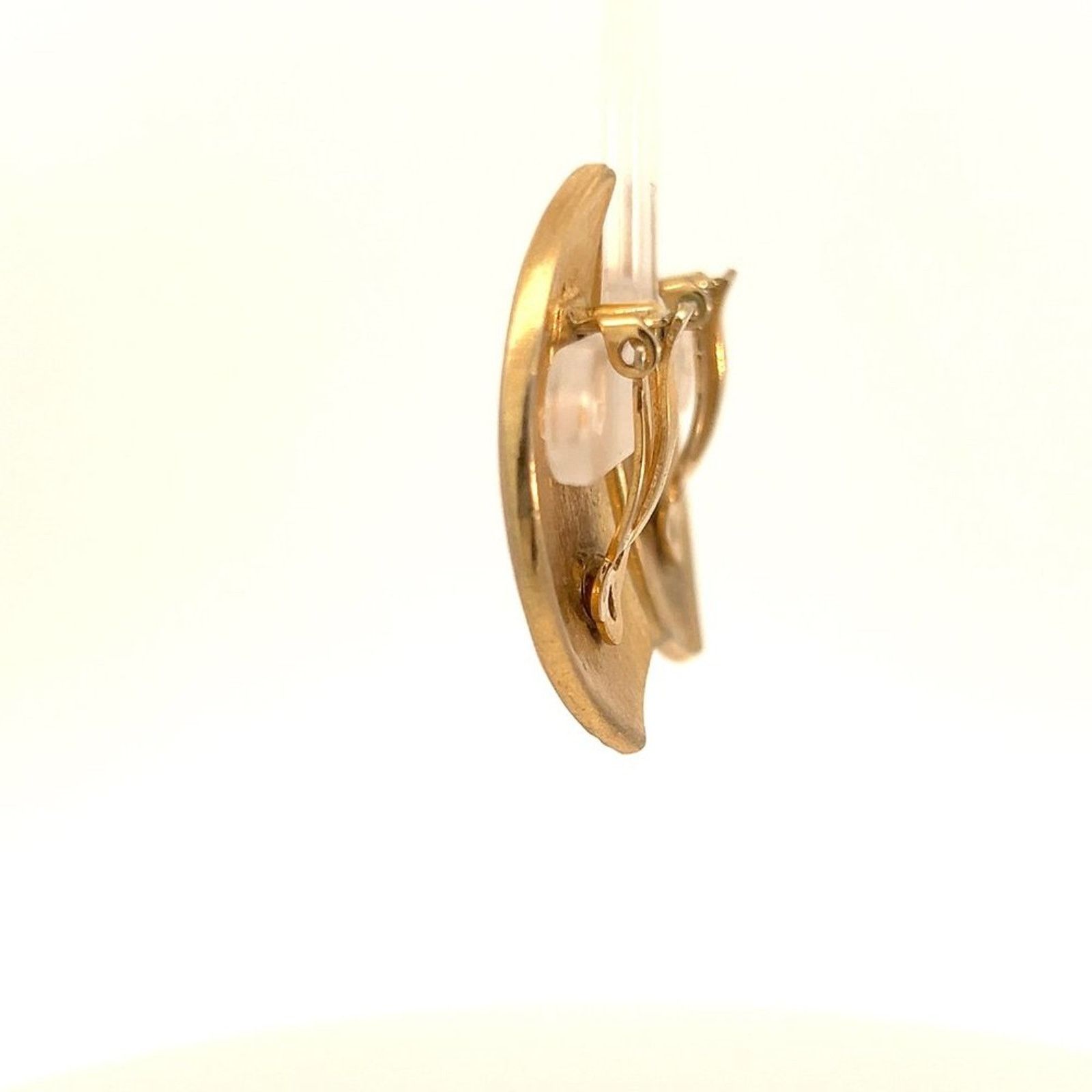 & Other Stories Vintage Trifari - Cream Half Shield Gold tone Clip Earrings Size ONE SIZE - 4 Thumbnail
