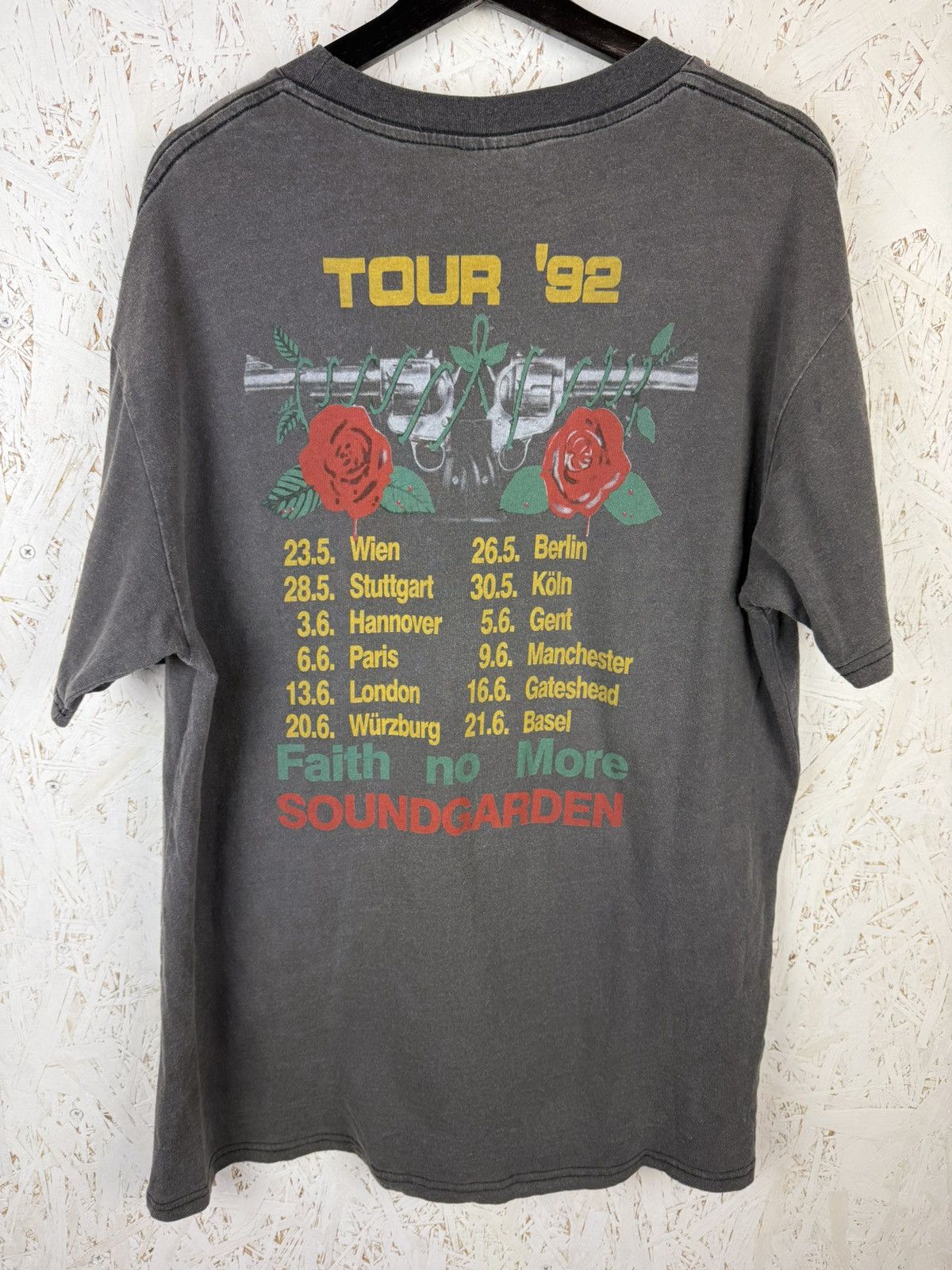 Band Tees 90s Guns N Roses Axl Rose 1992 Tour Rock Band T-Shirt Size L Size US L / EU 52-54 / 3 - 4 Thumbnail