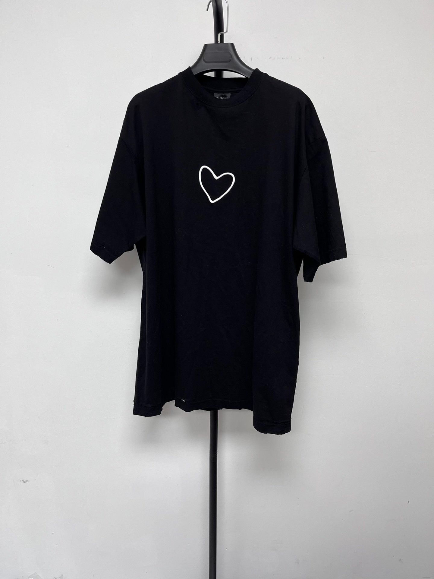Balenciaga Balenciaga Heart Distressed Short-Sleeve T-Shirt Size US M / EU 48-50 / 2 - 1 Thumbnail