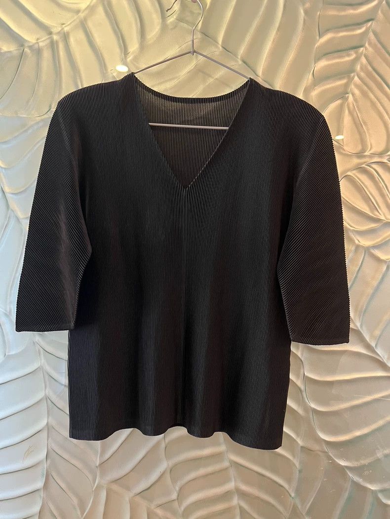 Issey Miyake Issey Miyake Pleated V-Neck Mid-Sleeve Top - dmc Size US M / EU 48-50 / 2 - 1 Thumbnail