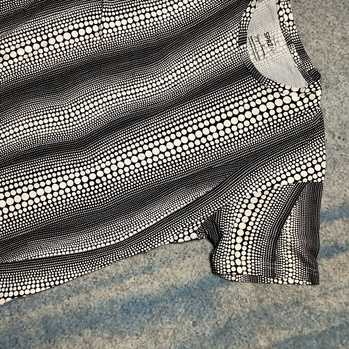 MoMA × Uniqlo × Yayoi Kusama Rare! Uniqlo x Yayoi Kusama x MOMA Abstract Size US S / EU 44-46 / 1 - 5 Thumbnail