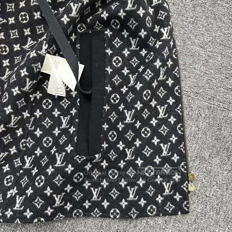 Louis Vuitton Louis Vuitton Black metal buckle inside with full print an Size XXS / US 00 / IT 34 - 7 Thumbnail