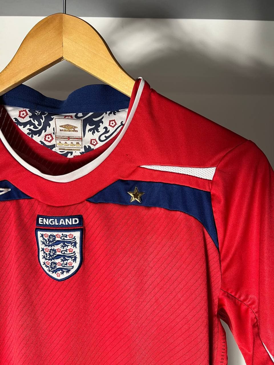 Umbro VINTAGE UMBRO ENGLAND RETRO SOCCER JERSEY MANCHESTER Y2K 90s Size US M / EU 48-50 / 2 - 7 Thumbnail