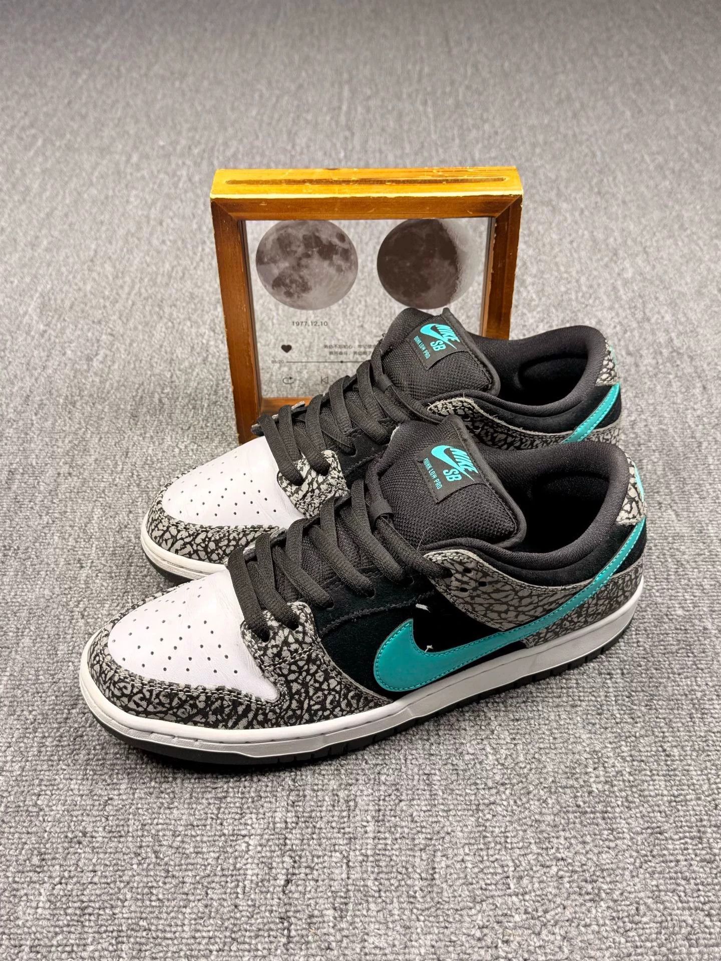 Nike Nike DUNK SB Black Lowtop Sneakers 11 Men Size US 11 / EU 44 - 1 Thumbnail