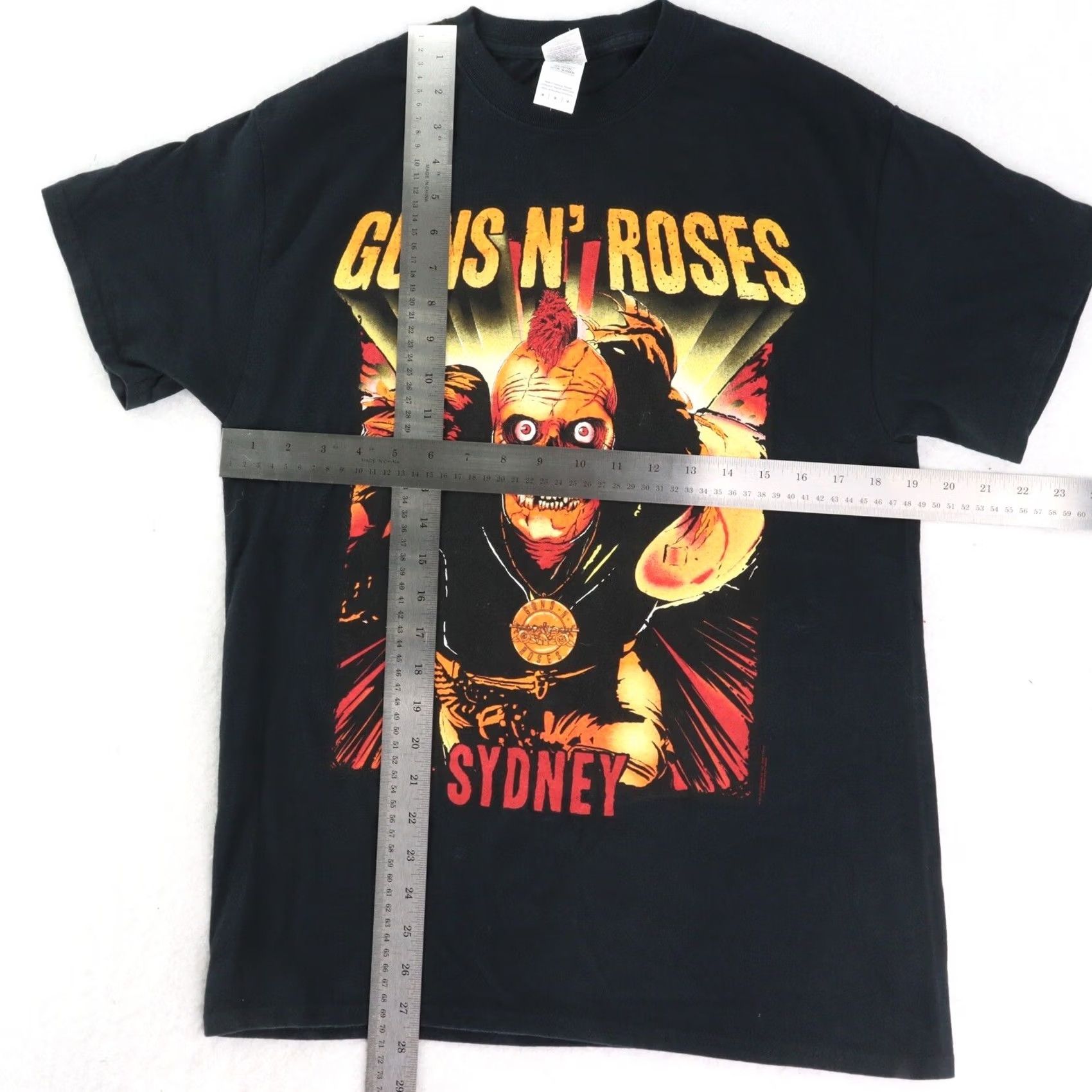 Gildan Guns N’ Roses Sydney 2017 RARE T-shirt Medium Black Gildan Men T-Shirt M Size US M / EU 48-50 / 2 - 4 Thumbnail