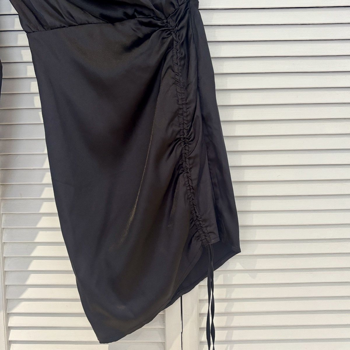 PrettyLittleThing PrettyLittleThing Black One Sleeve Silk Mini Dress NWOT Size XS / US 0-2 / IT 36-38 - 2 Thumbnail