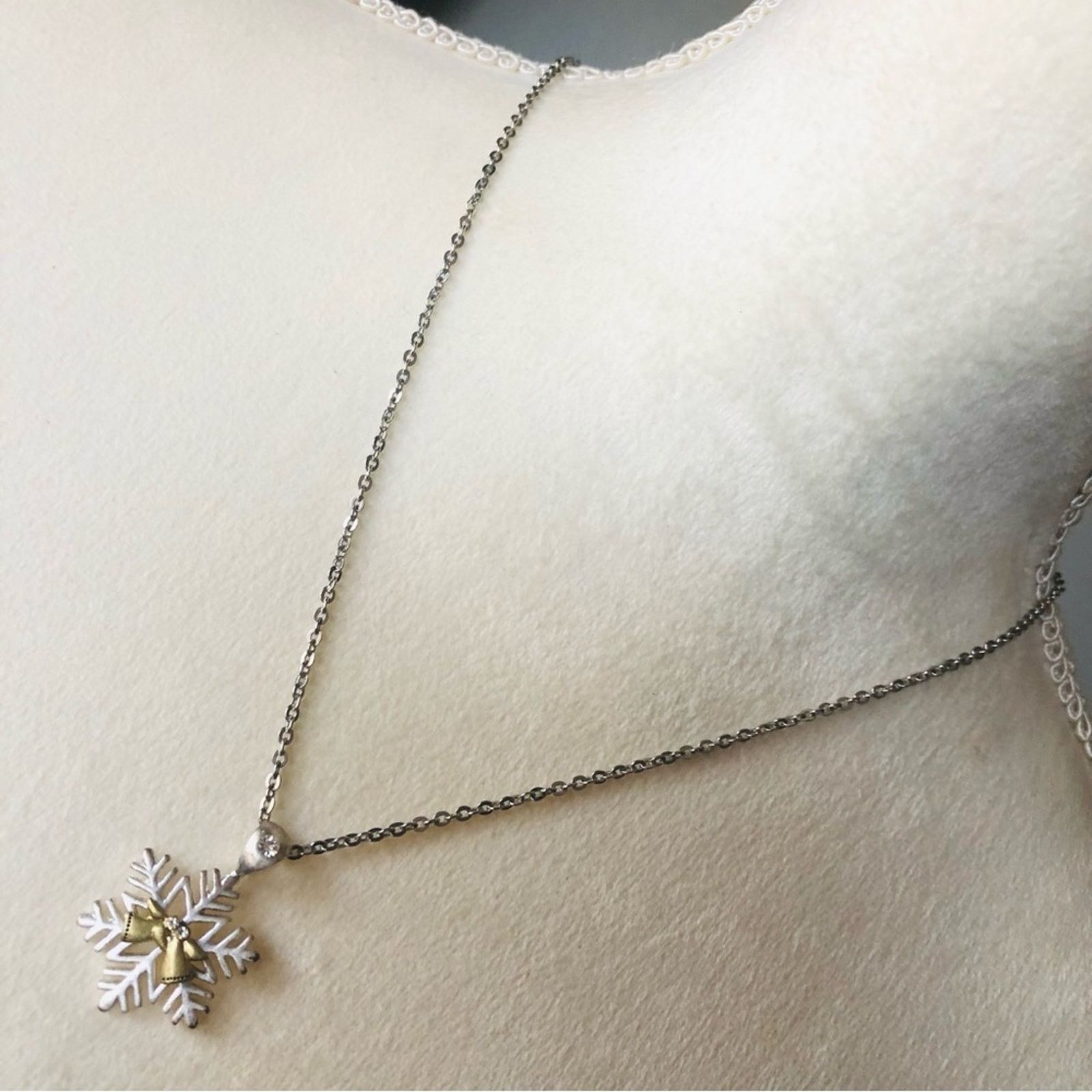 Vintage Vintage frosted snowflake angels flying necklace Size ONE SIZE - 1 Thumbnail