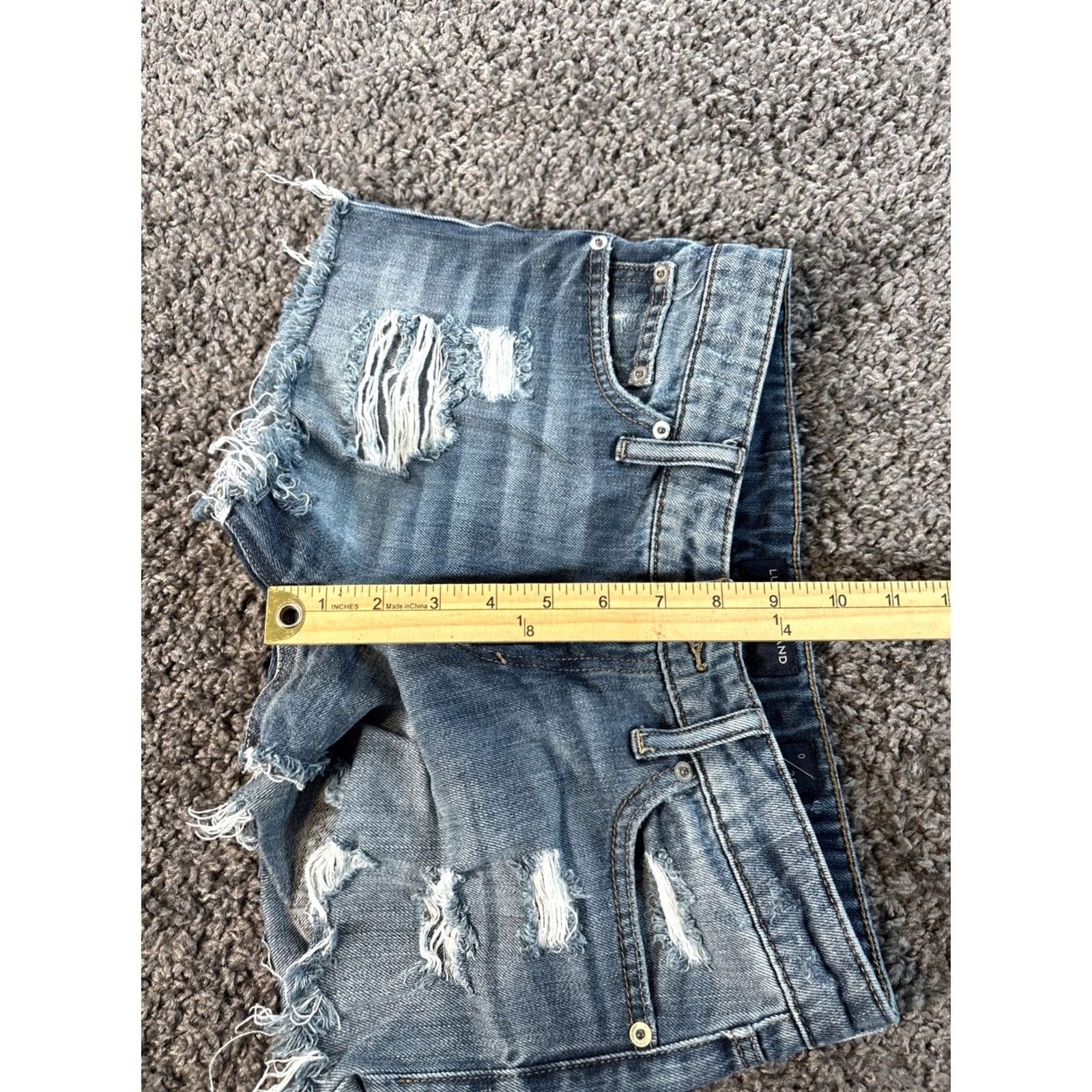 Lucky Brand VINTAGE Lucky Brand Low Rise Shorts Womens 28 Denim Distressed Frayed 90s Cut-Off Mini Blue Size 28" / US 6 / IT 42 - 4 Thumbnail