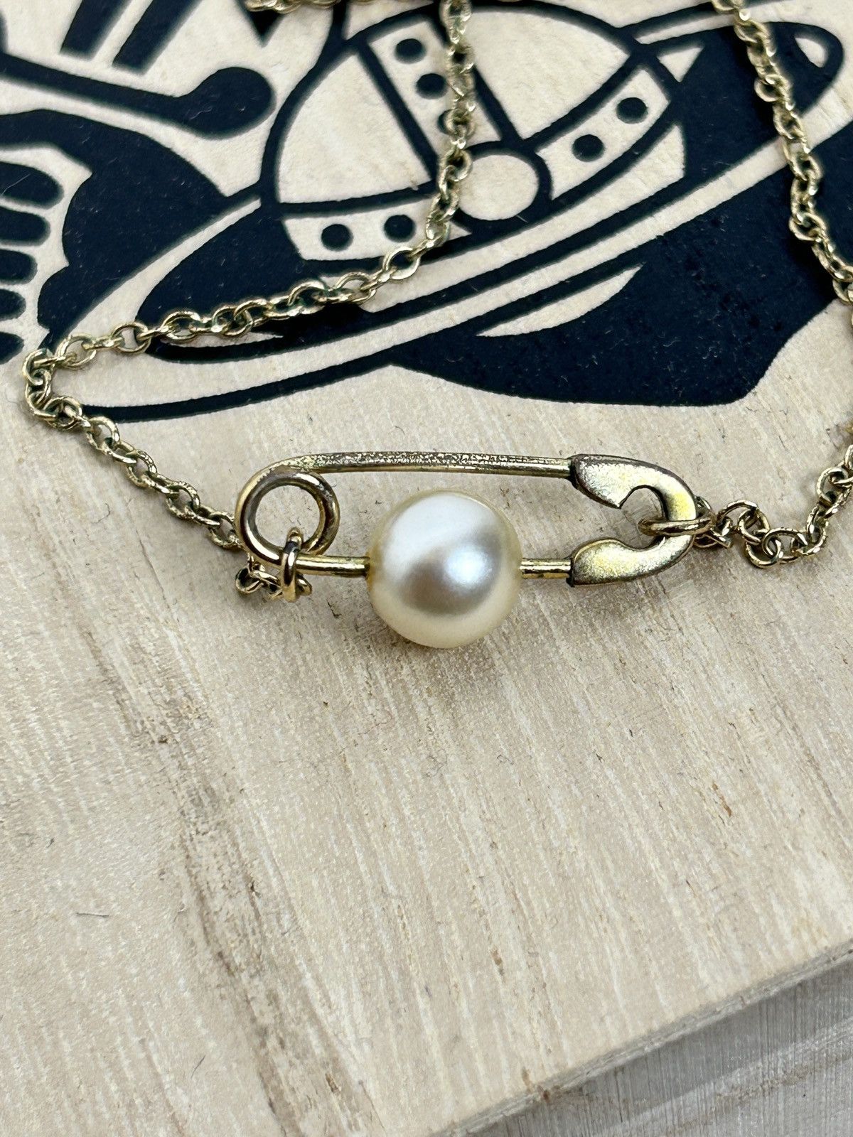 Vivienne Westwood Vintage Vivienne Westwood Safety Pin With Pearl Orb Necklace Size ONE SIZE - 2 Thumbnail