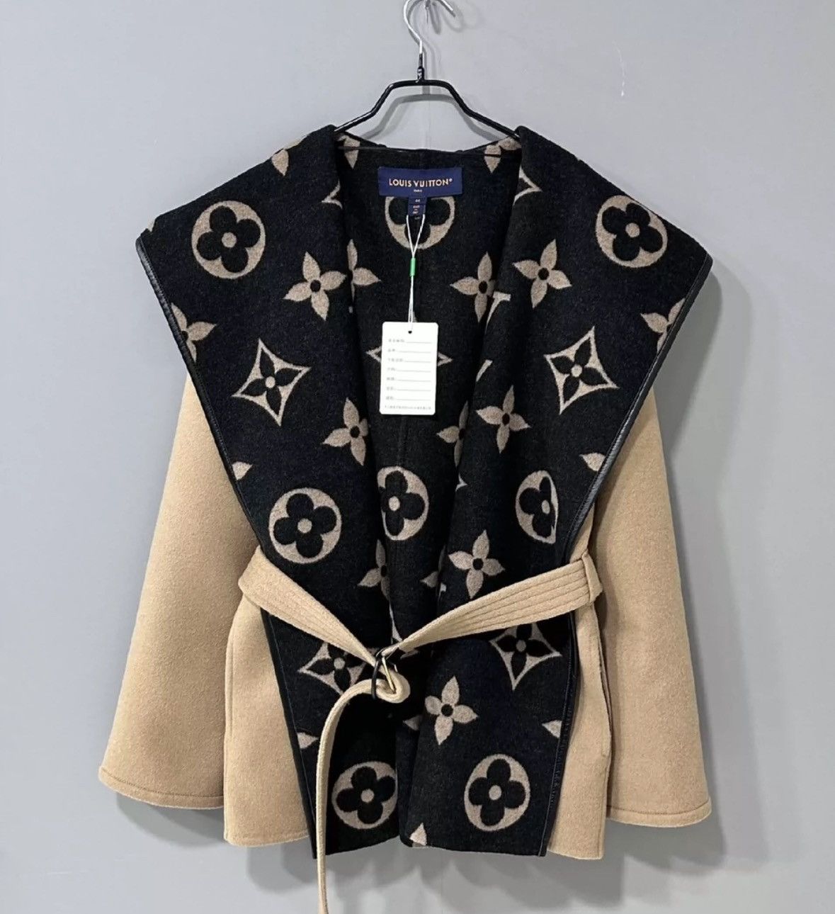 Louis Vuitton Louis Vuitton Fully printed coat 2412-Nextarrow Size US S / EU 44-46 / 1 - 3 Thumbnail