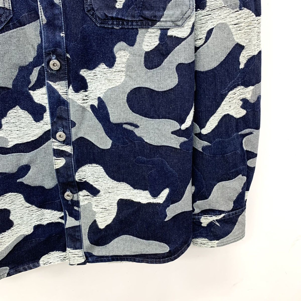 Valentino Valentino Dark Blue Camouflage Long Sleeve Denim Shirt K26WX Size US L / EU 52-54 / 3 - 4 Thumbnail