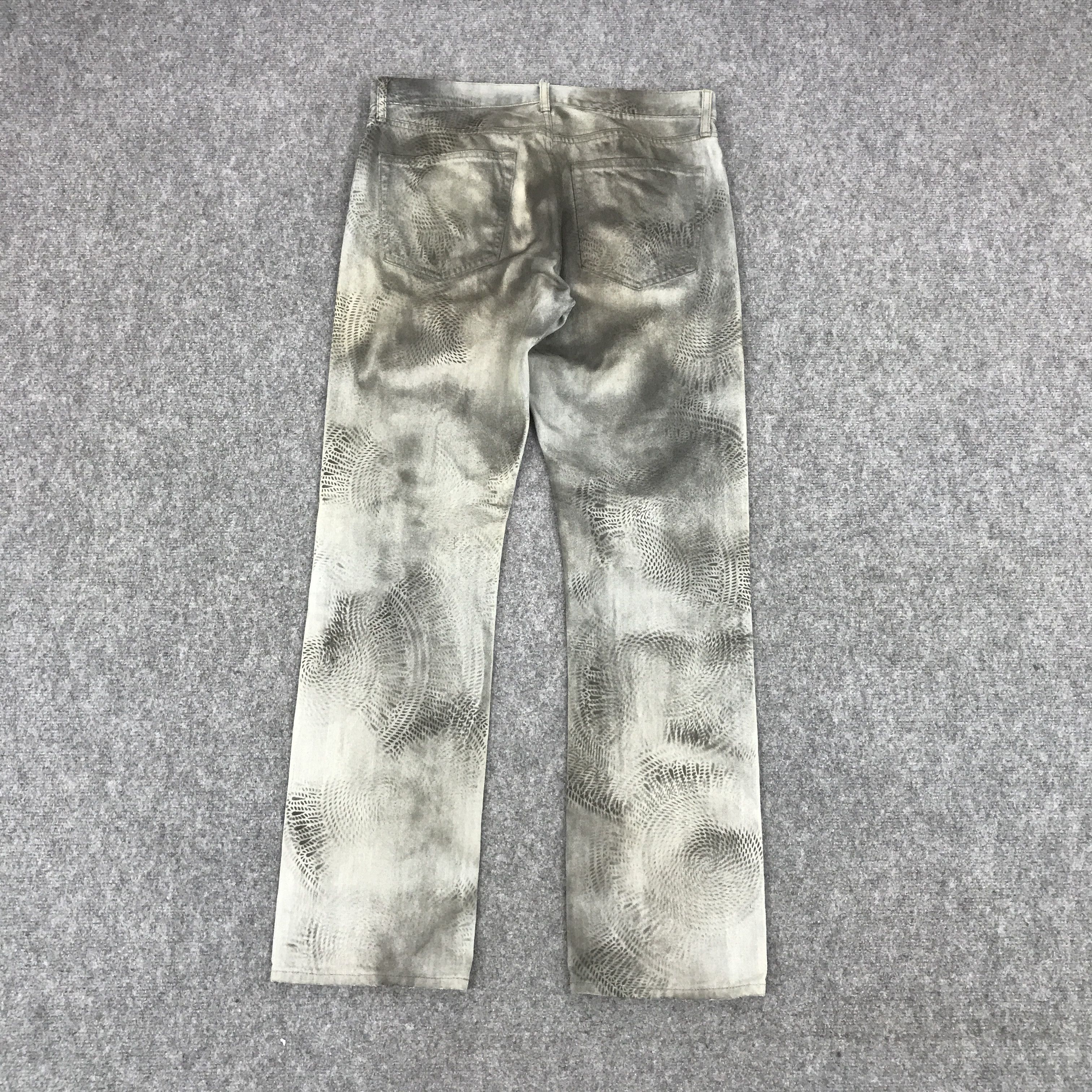 Japanese Brand × Jun Takahashi × Uniqlo JAPAN UNIQLO BLACK SPARY DENIM JEANS Size US 33 - 2 Thumbnail