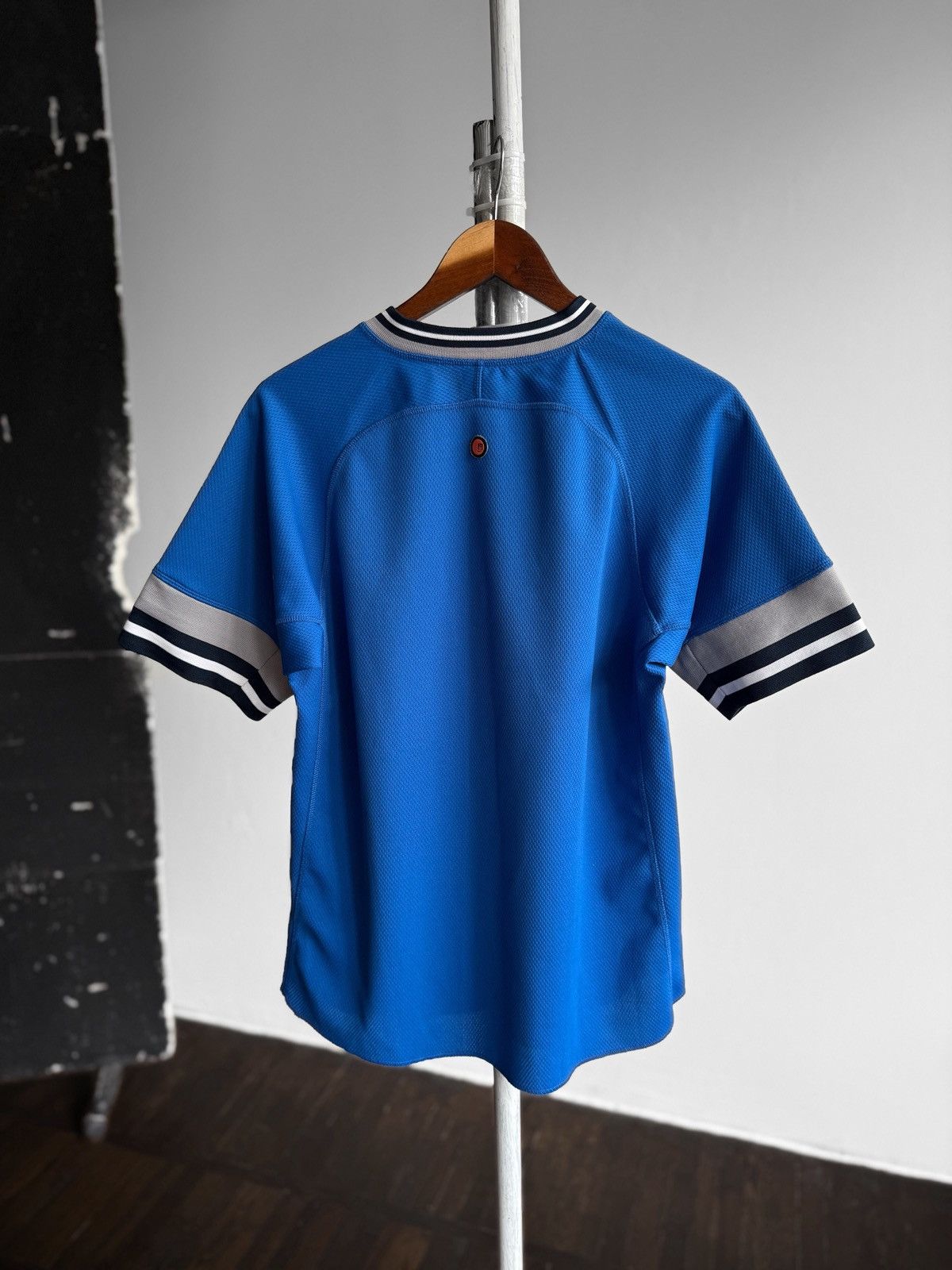 Nike Nike Mens Blue Vintage 00s V-Neck Short Sleeve Sports Jersey Size US S / EU 44-46 / 1 - 2 Thumbnail