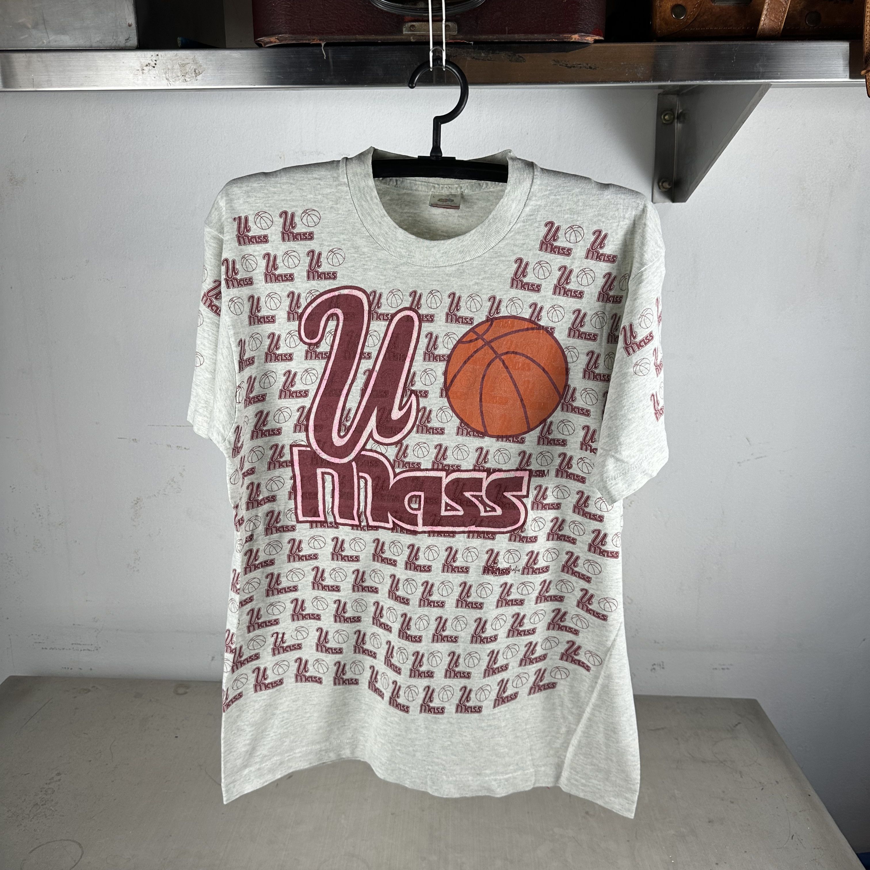 Vintage Vintage 90s UMass Minutemen Basketball NCAA AOP T-shirt Size US L / EU 52-54 / 3 - 1 Thumbnail
