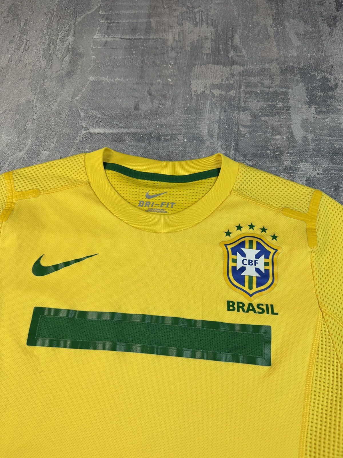Nike Brazil 2011/12 Home Football Shirt Soccer Jersey Nike M Size US M / EU 48-50 / 2 - 4 Thumbnail