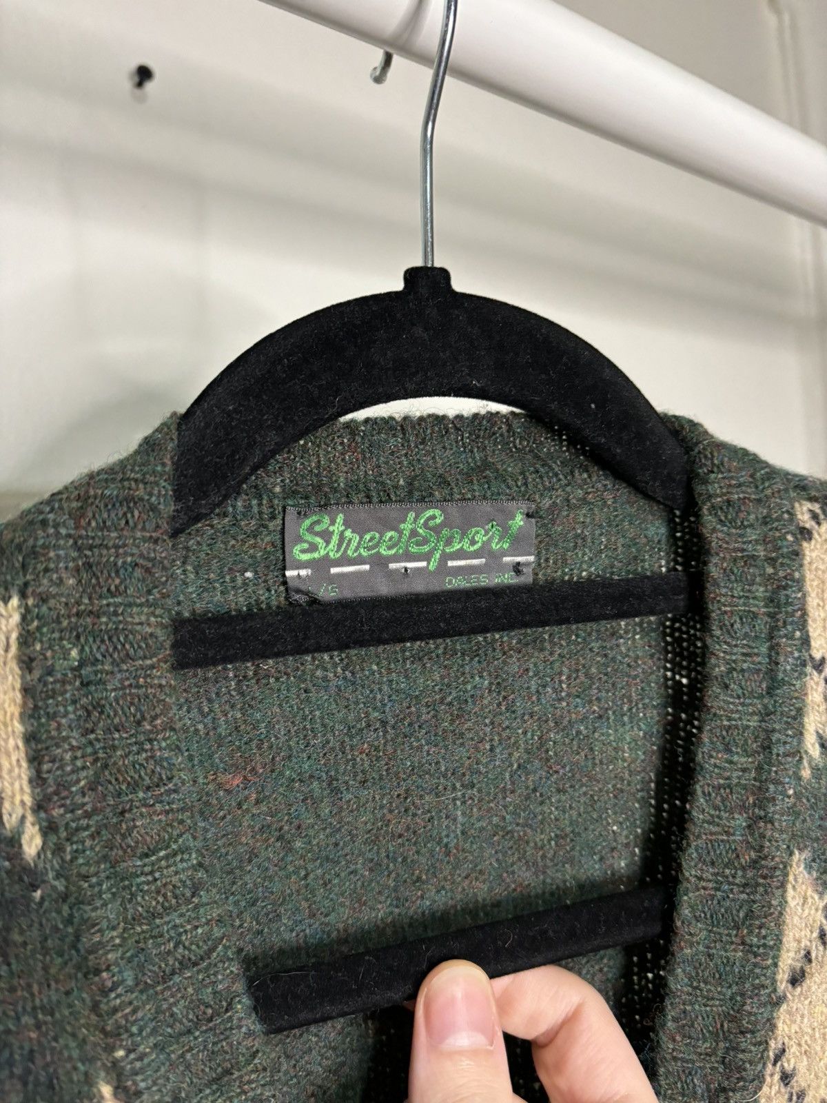 Vintage Vintage 1970s Patterned Green Wool Sweater Vest Size US L / EU 52-54 / 3 - 4 Thumbnail