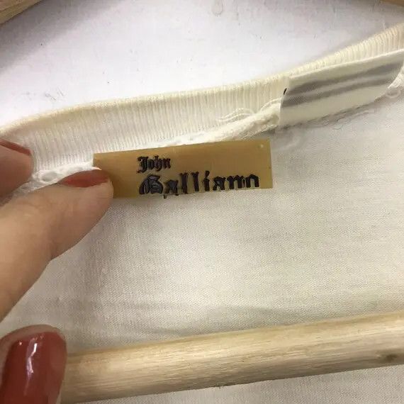 John Galliano Vtg JOHN GALLIANO ITALY Stamp Newspaper Print Tee Shirt Size S / US 4 / IT 40 - 7 Thumbnail