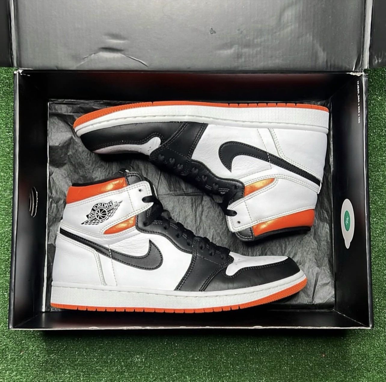Jordan Brand Air Jordan 1 Retro High OG ‘Electro Orange’ Size US 10 / EU 43 - 2 Thumbnail