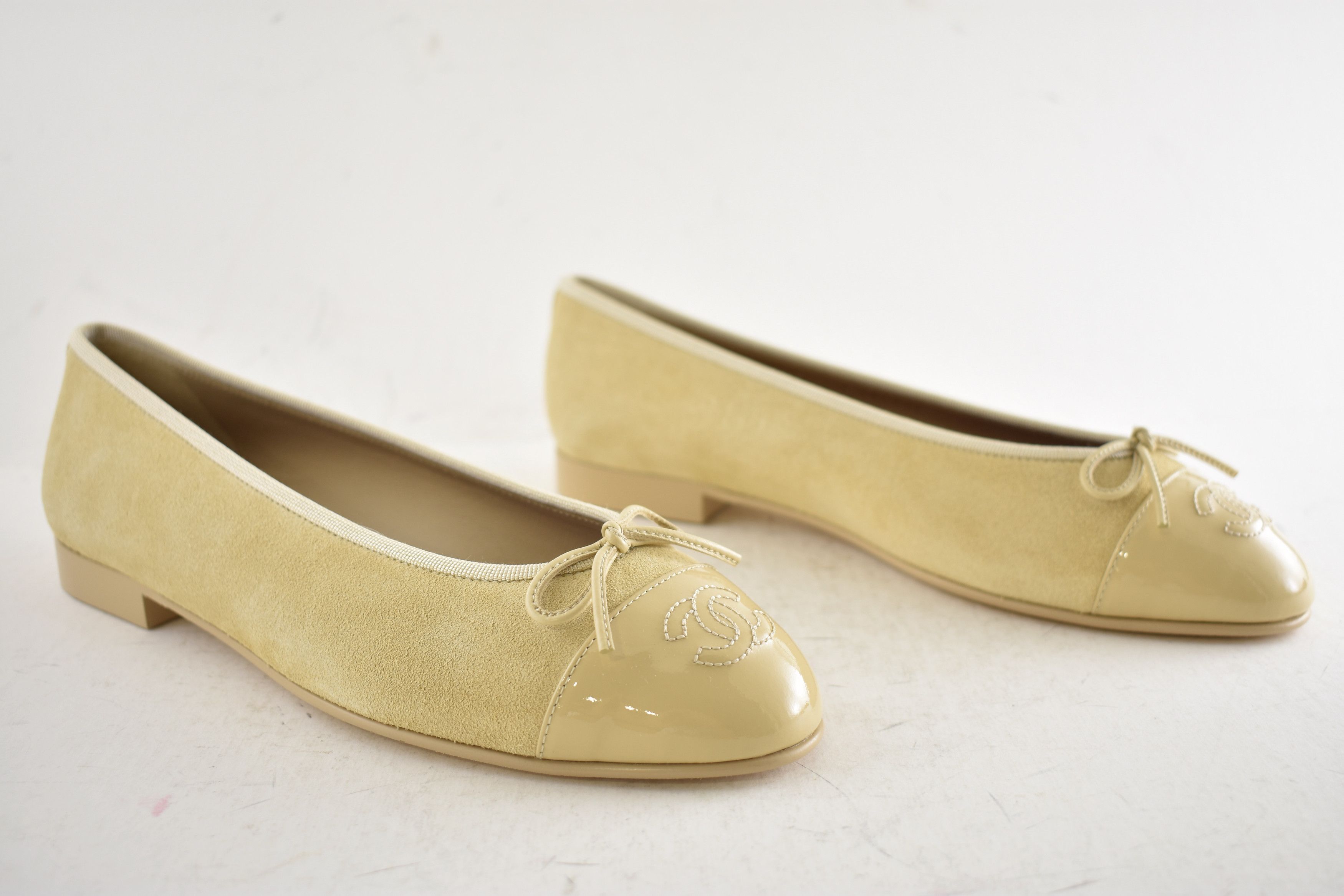 Chanel 26A Suede Patent CC Logo Bow Tie Ballet Ballerina Flat 38 Size US 8 / IT 38 - 4 Thumbnail