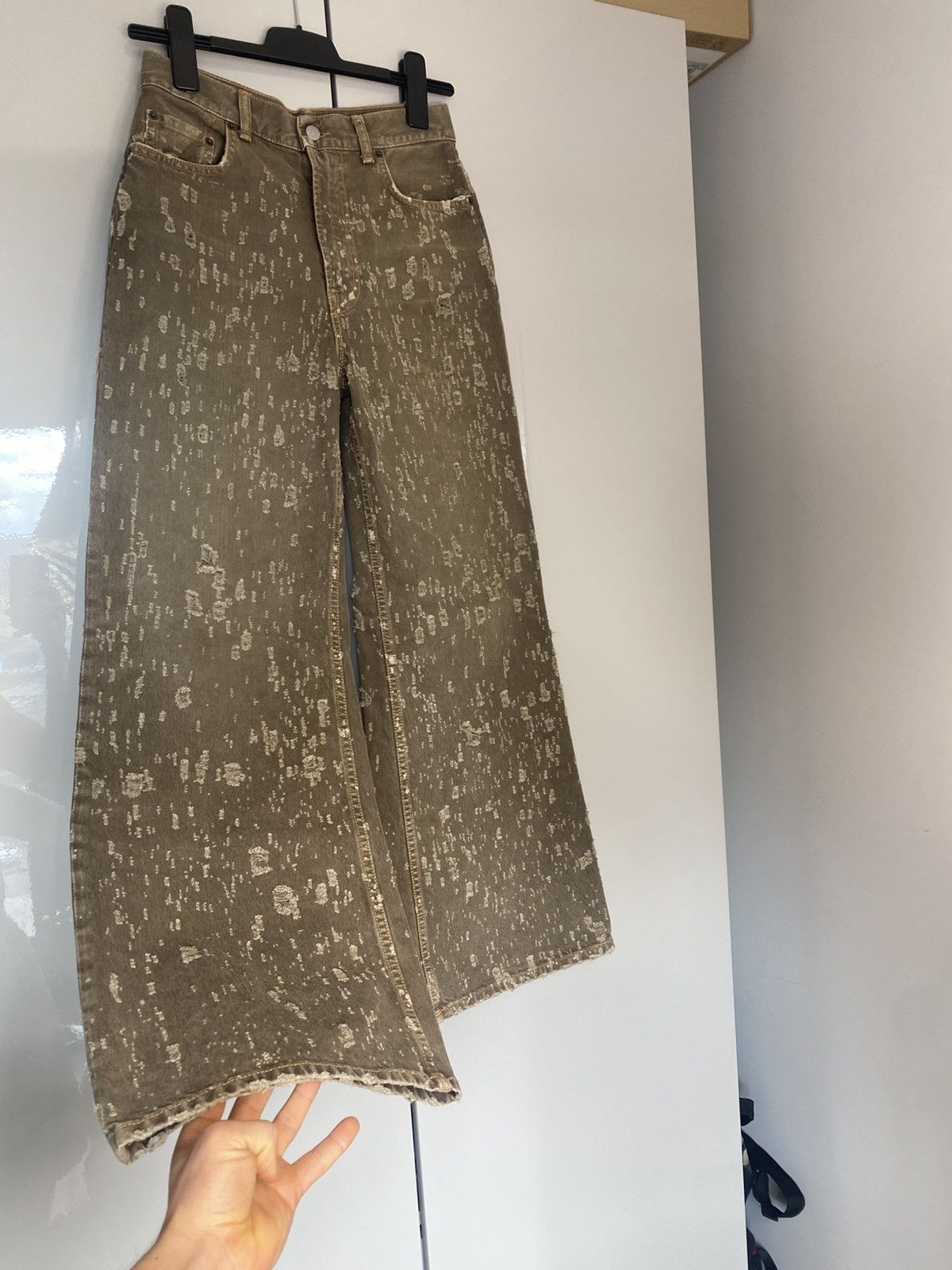 パンツ Acne Studios 2022 Moth Brown Denim Acne Studios 2022 Moth Brown distressed denim pants