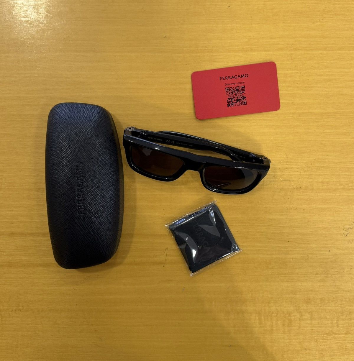 Salvatore Ferragamo Ferragamo Sunglasses SF2009S 001 Size ONE SIZE - 8 Thumbnail