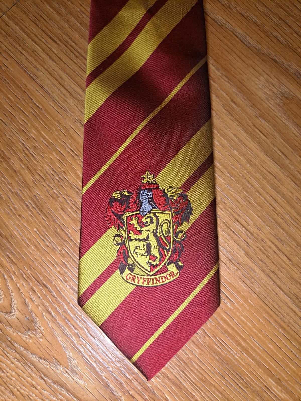 Designer HARRY POTTER Tie Mens Red Gold Striped Gryffindor Crest Size ONE SIZE - 1 Thumbnail