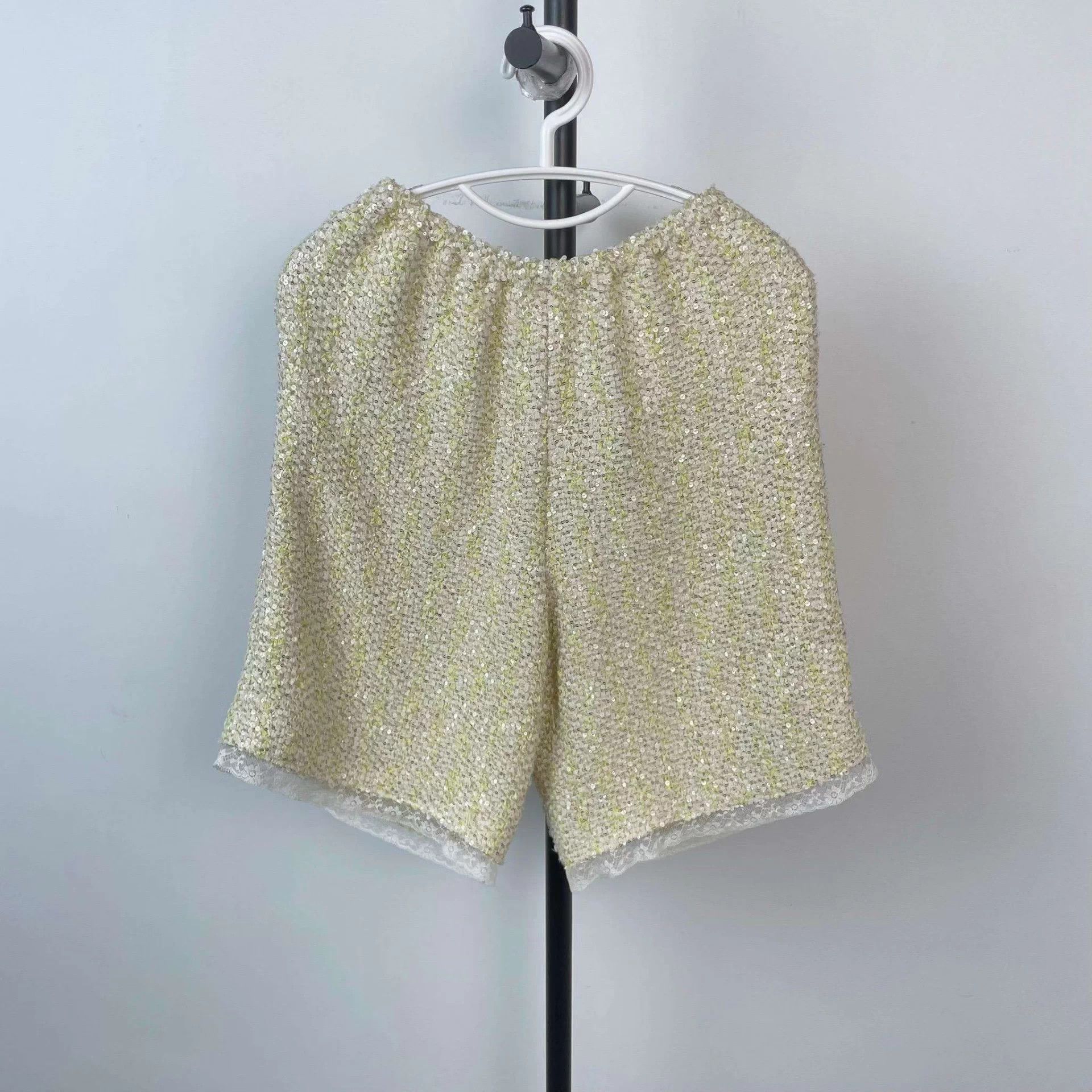 Chanel Chanel Sequin Yellow Shorts 36 Size 26" / US 2 / IT 38 - 2 Thumbnail