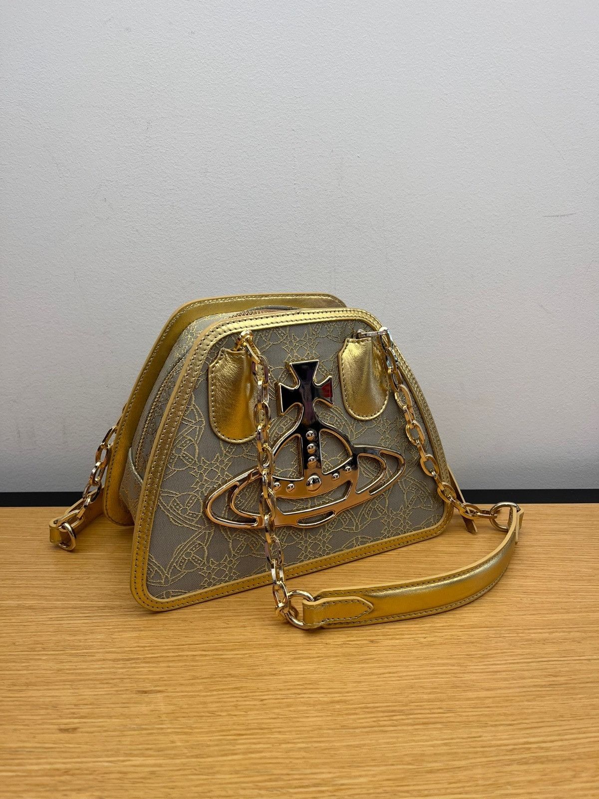 Vivienne Westwood o1f1d3z0625 Size: OS / Logo Chain Hand Bag in Gold Size ONE SIZE - 1 Preview