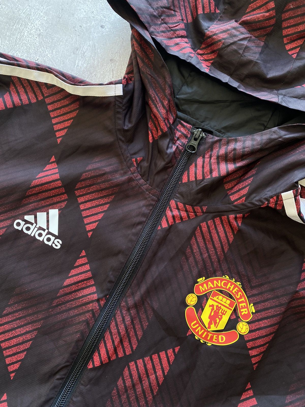Adidas 2021-22 Manchester United Adidas Windbreaker Light Jacket Size US M / EU 48-50 / 2 - 3 Thumbnail