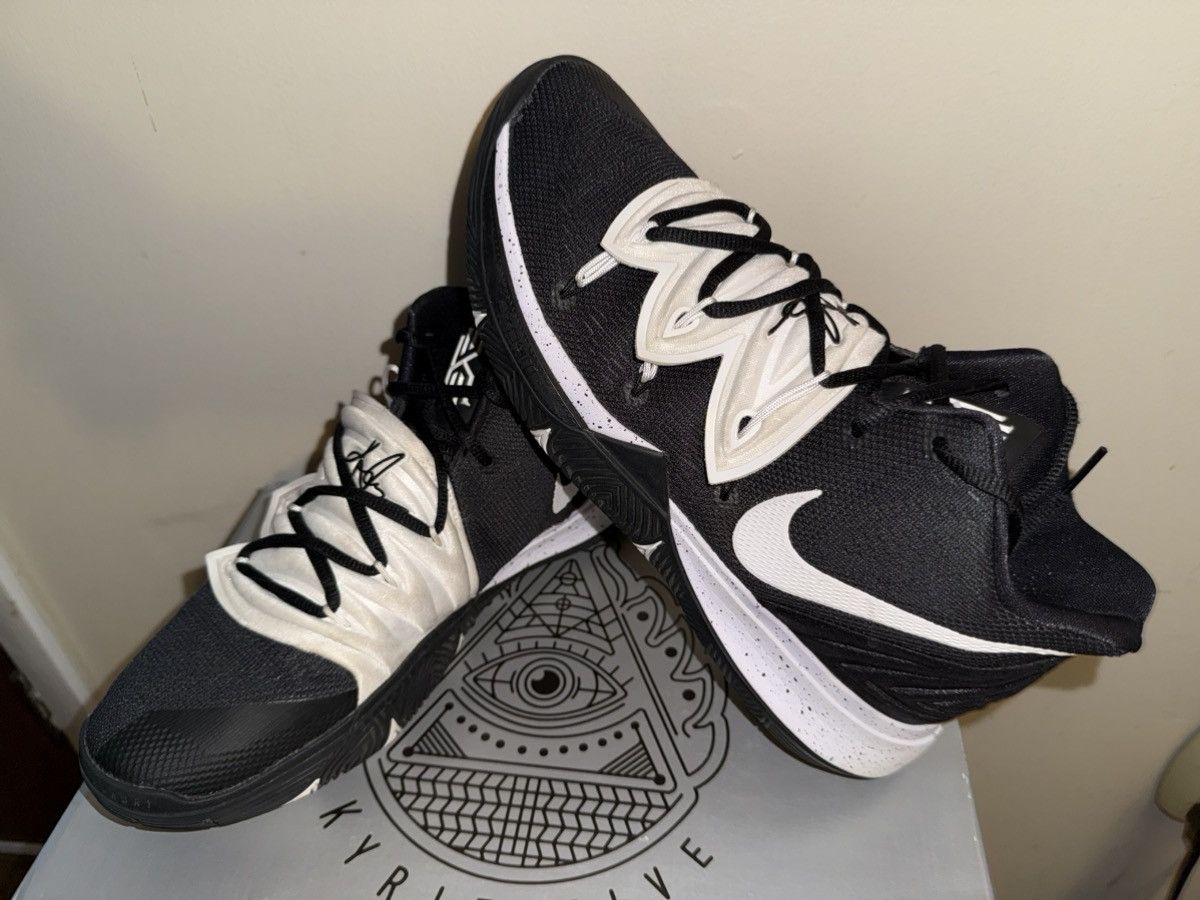 Nike Kyrie V Team Black Magic mid, OG Box, EXC! Minimal Use!
