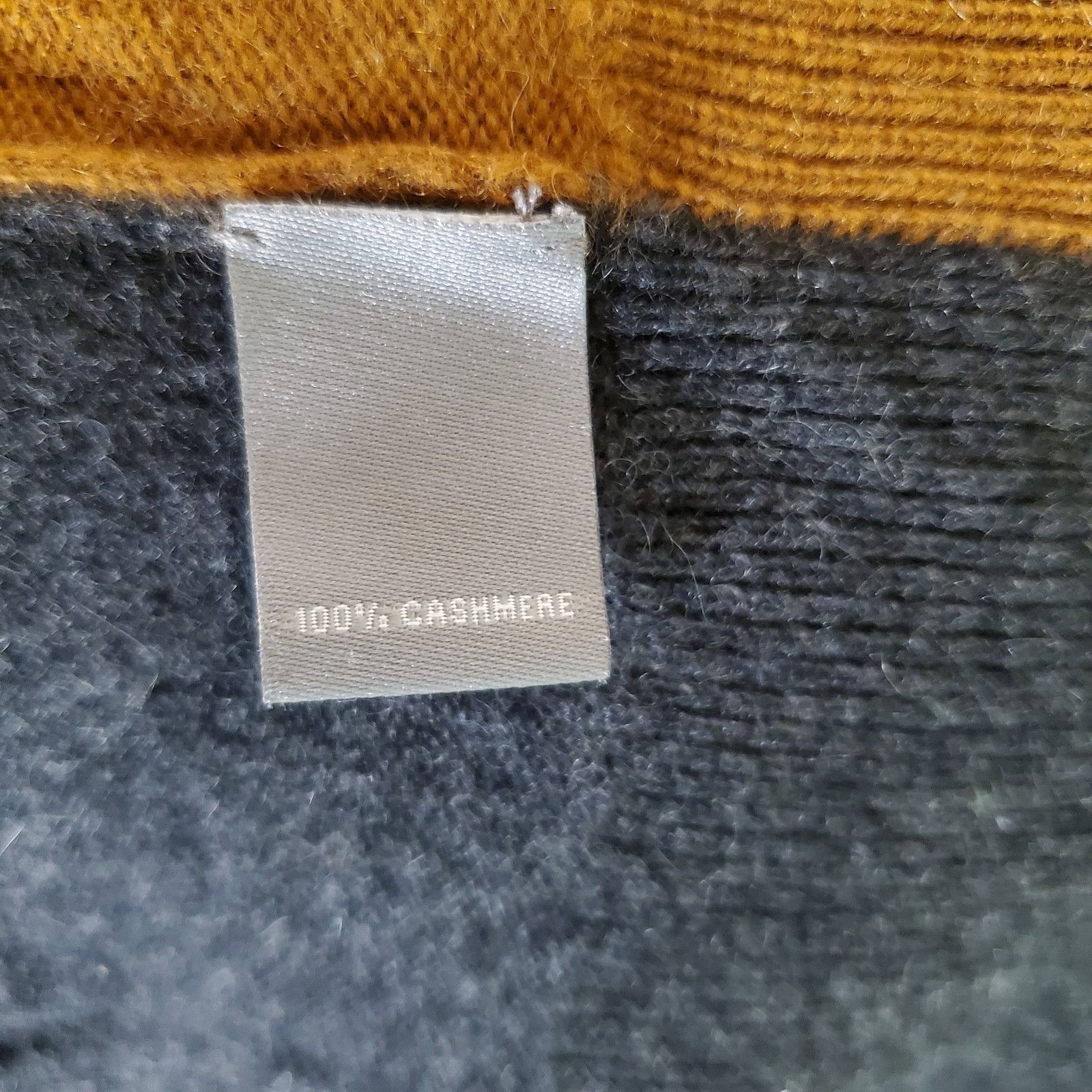 Neiman Marcus Neiman Marcus Cashmere Sweater Reversible Cardigan Tan/gry/B Size L / US 10 / IT 46 - 7 Thumbnail