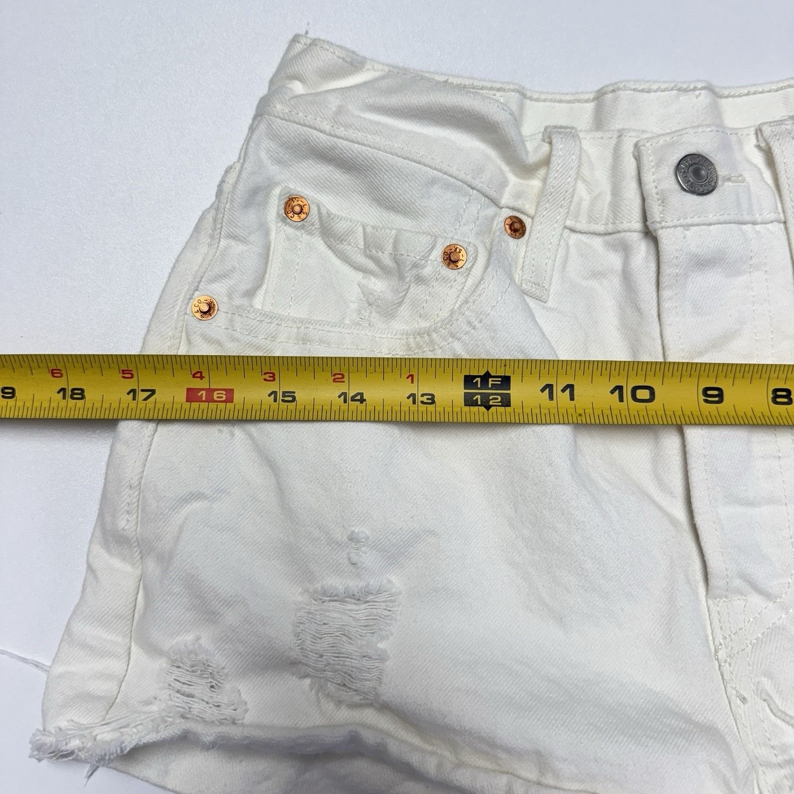 Levi's Levi's 501 Button Fly Denim Shorts Womens 26 White Distress Size 26" / US 2 / IT 38 - 9 Thumbnail
