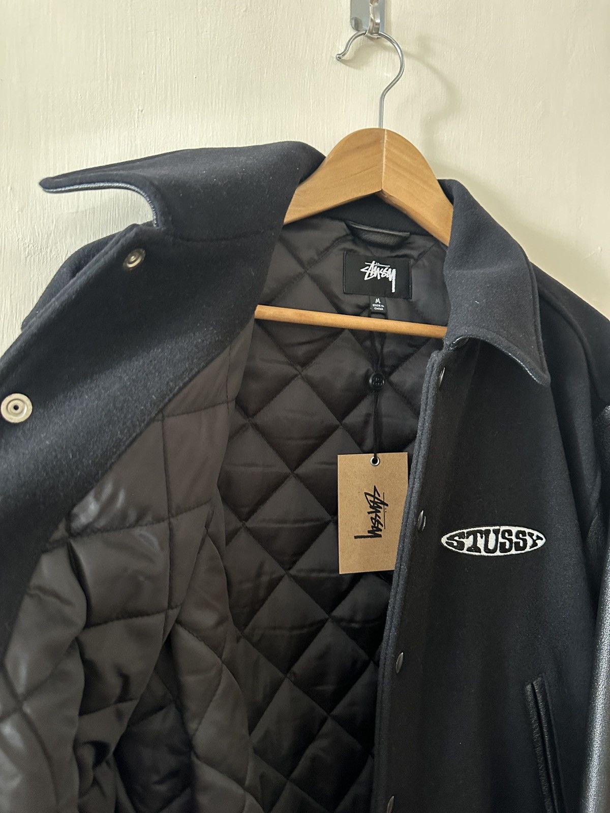 Stussy Stussy FW25 Globe Varsity jacket wit black leather sleeves Size US M / EU 48-50 / 2 - 6 Thumbnail