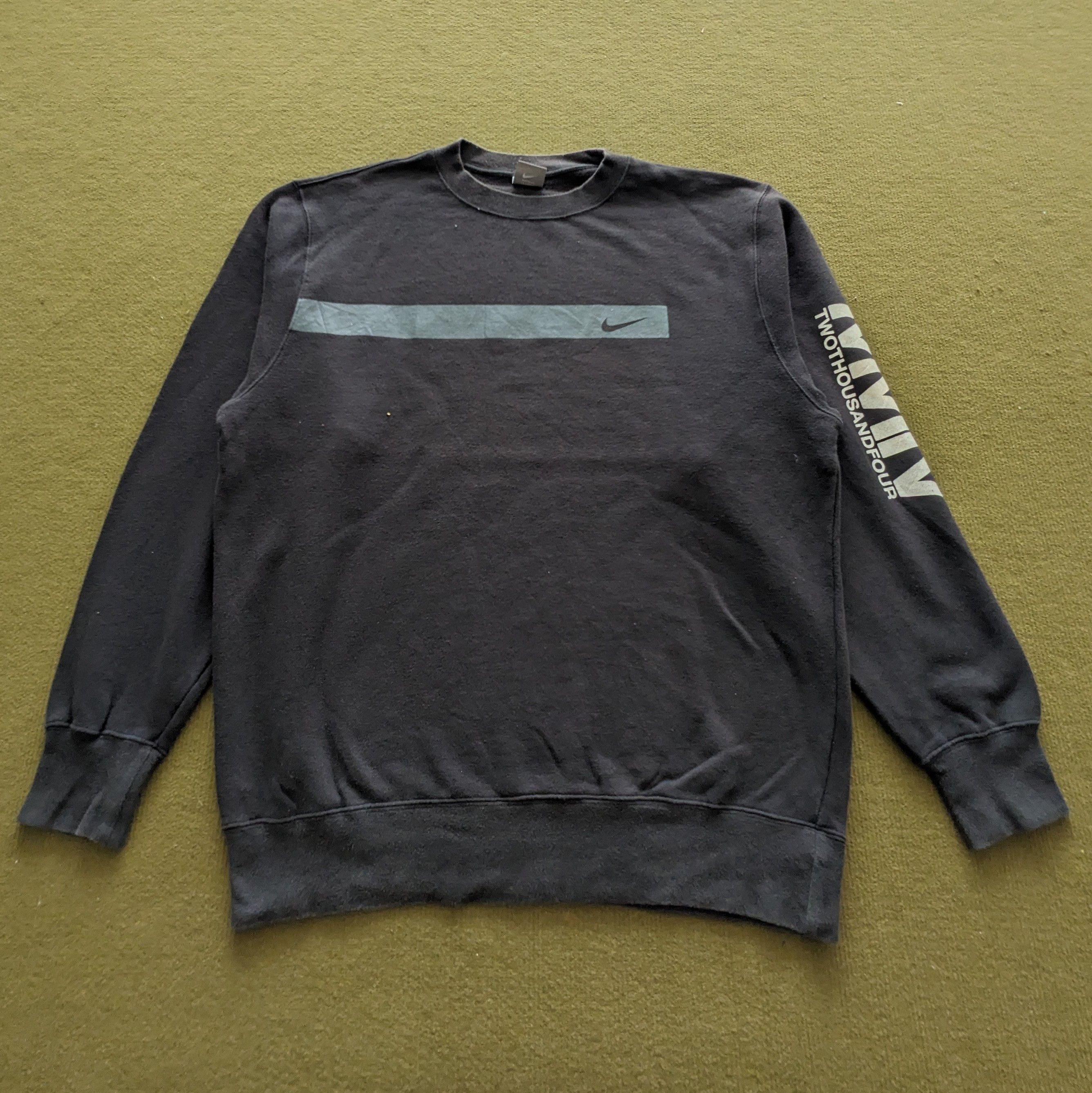 Nike Vintage NIKE TWOTHOUSANDFOUR Small Logo Sweatshirt Size US L / EU 52-54 / 3 - 1 Thumbnail