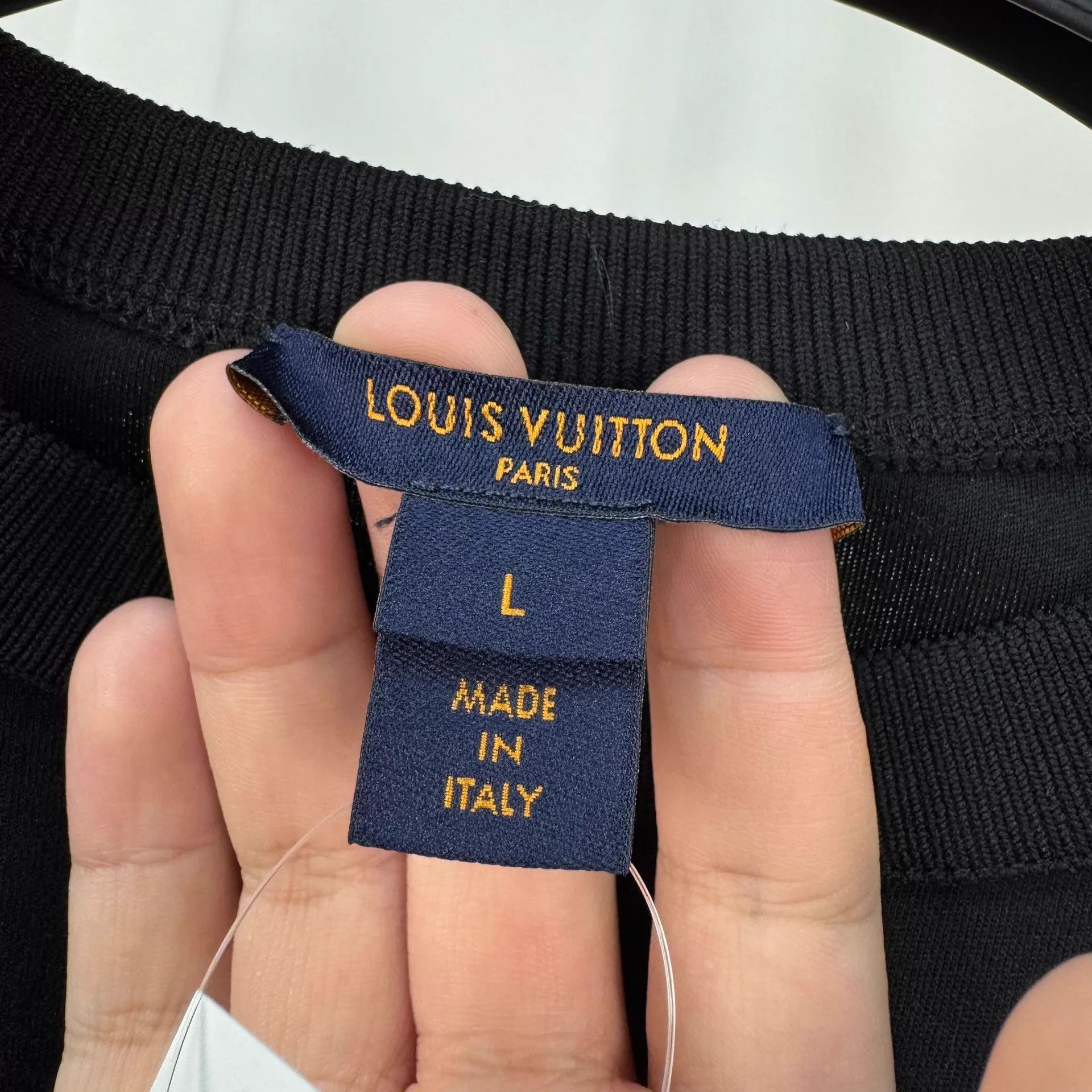 Louis Vuitton Louis Vuitton Flocked Letter Short Sleeve L (99 New) Size L / US 10 / IT 46 - 5 Thumbnail