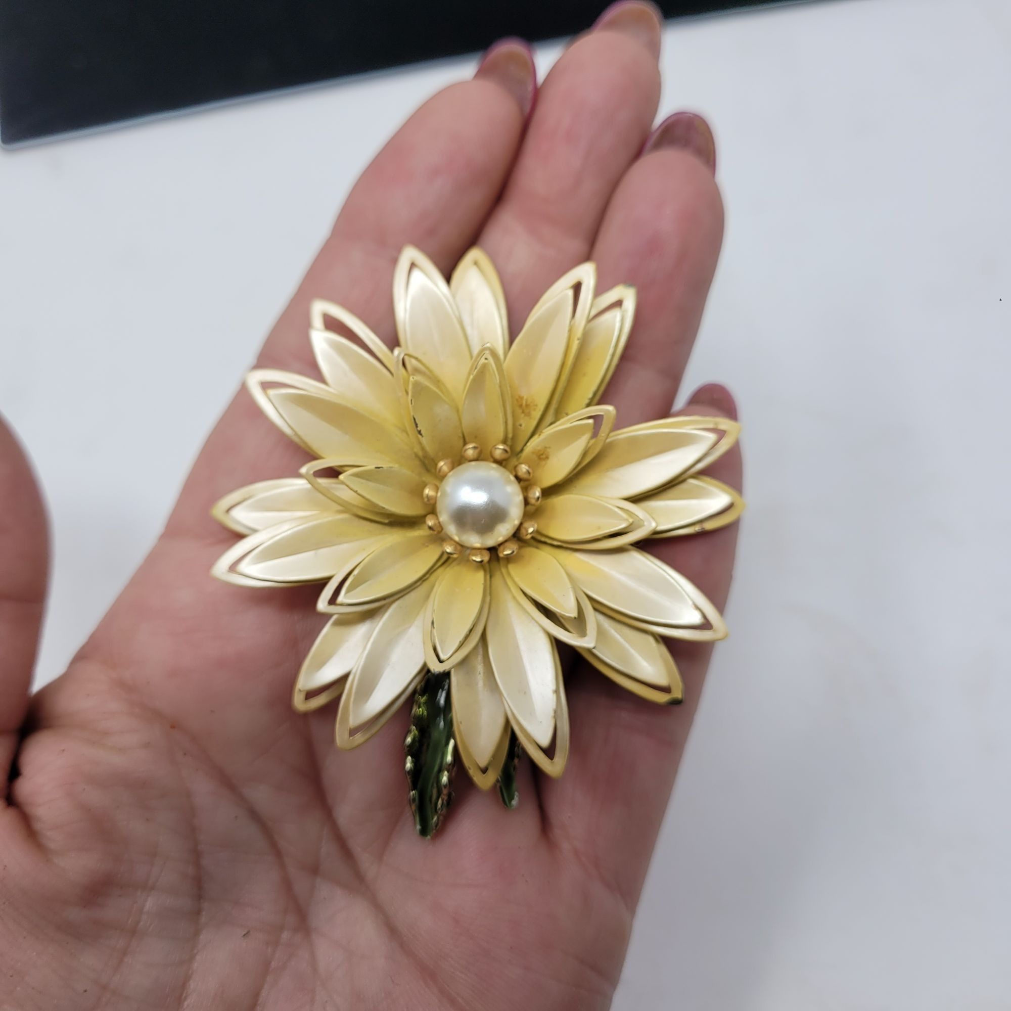 Vintage Vintage 3D Pearlized Beige Enamel Flower Brooch Pin Faux Pea Size ONE SIZE - 2 Thumbnail