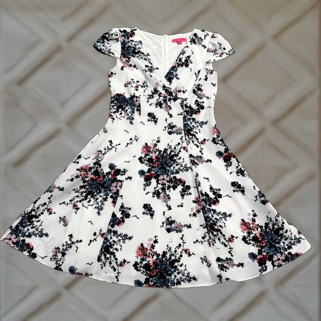 Betsey Johnson Betsey Johnson Floral A-Line Mini Dress Womens 4 White Cap Sleeve V-Neck Short Sleeve Party/Cocktail Casual N/A Size S / US 4 / IT 40 - 1 Thumbnail