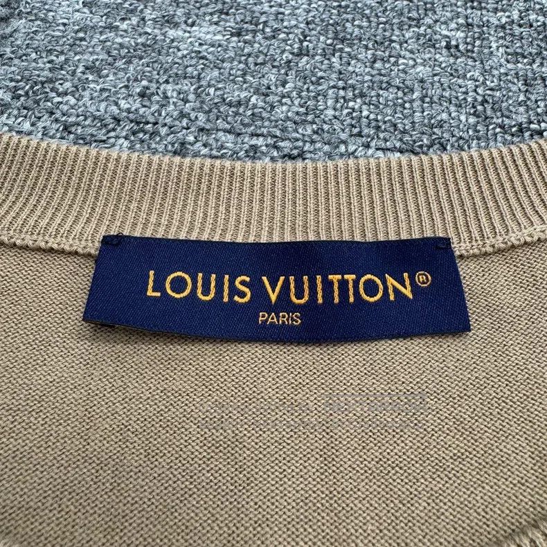 Louis Vuitton Louis Vuitton size 4l Embossed print knit short sleeve Size US M / EU 48-50 / 2 - 2 Thumbnail