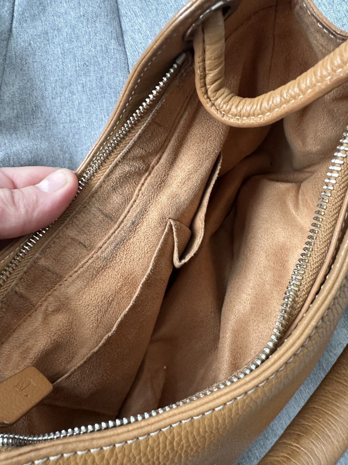 Tod's TOD’S Tan Leather Handbag Classic Designer Purse Size ONE SIZE - 9 Thumbnail