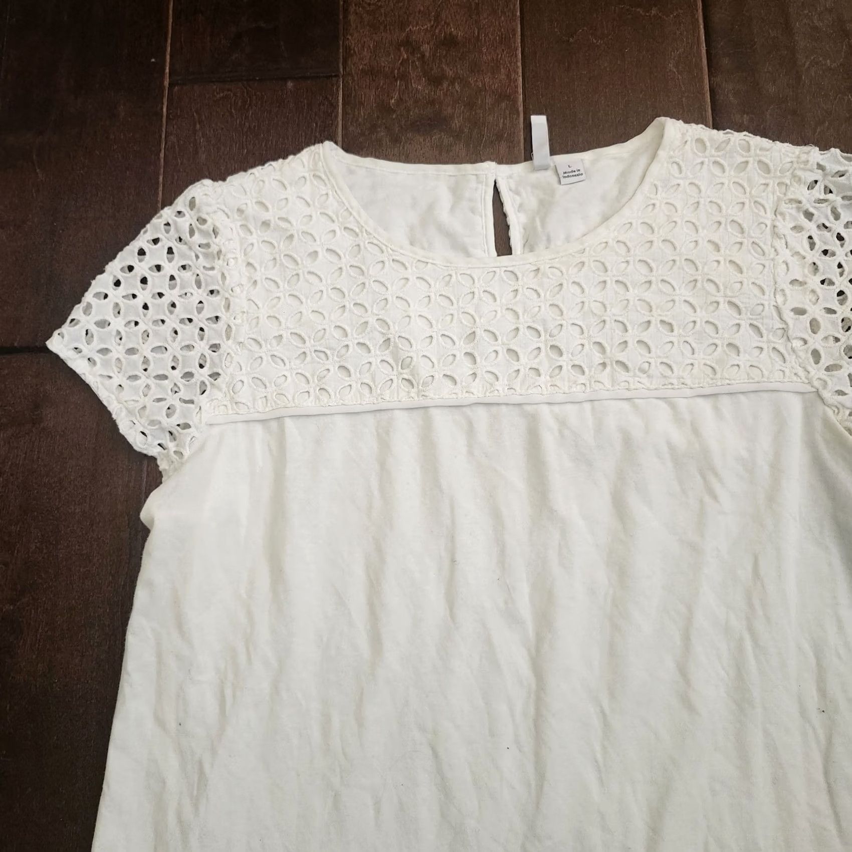 Vintage ELLE White Lace Yoke Short Sleeve Top JUNIOR L Blouse Women Shirt Casual Party/Cocktail Travel Basics Cotton Blend Pullover Slim/Regular Fit Size L / US 10 / IT 46 - 5 Thumbnail