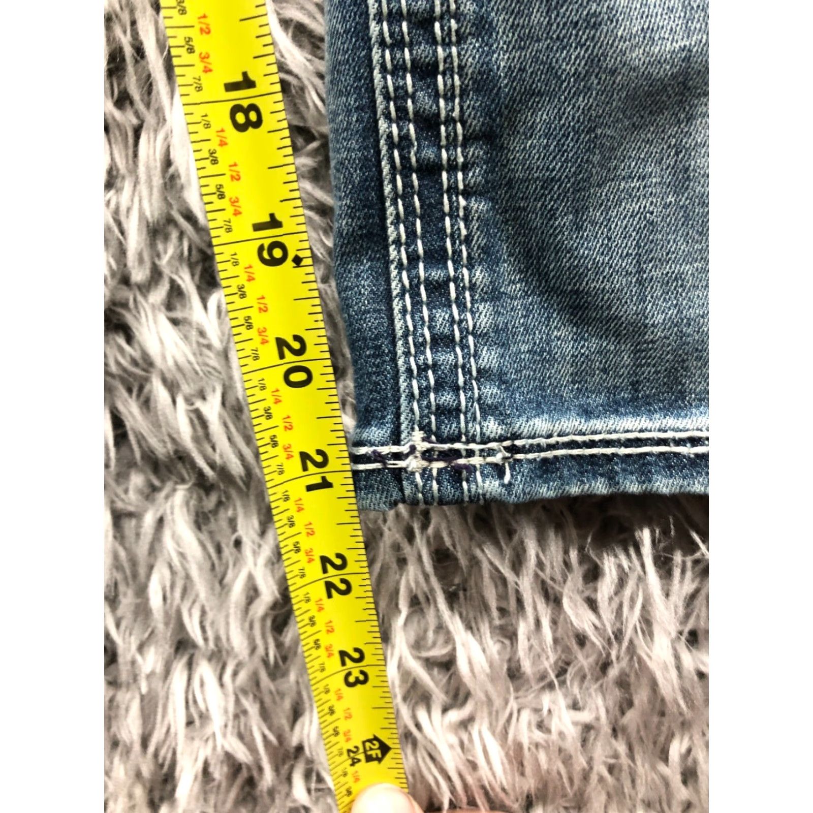 Vintage VIGOSS New York Capri Jeans Juniors Size 3 Low Rise Medium Wash Blue Denim Capri Jeans Womens Girls Size 26" / US 2 / IT 38 - 3 Thumbnail