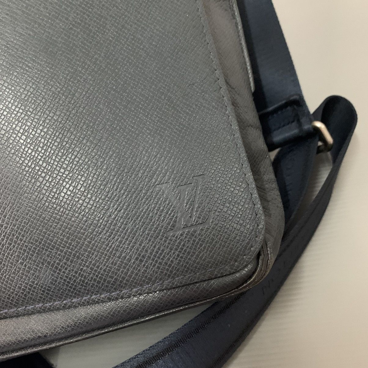 Louis Vuitton Louis Vuitton Taiga Leather Mesengger Bag Size ONE SIZE - 11 Thumbnail