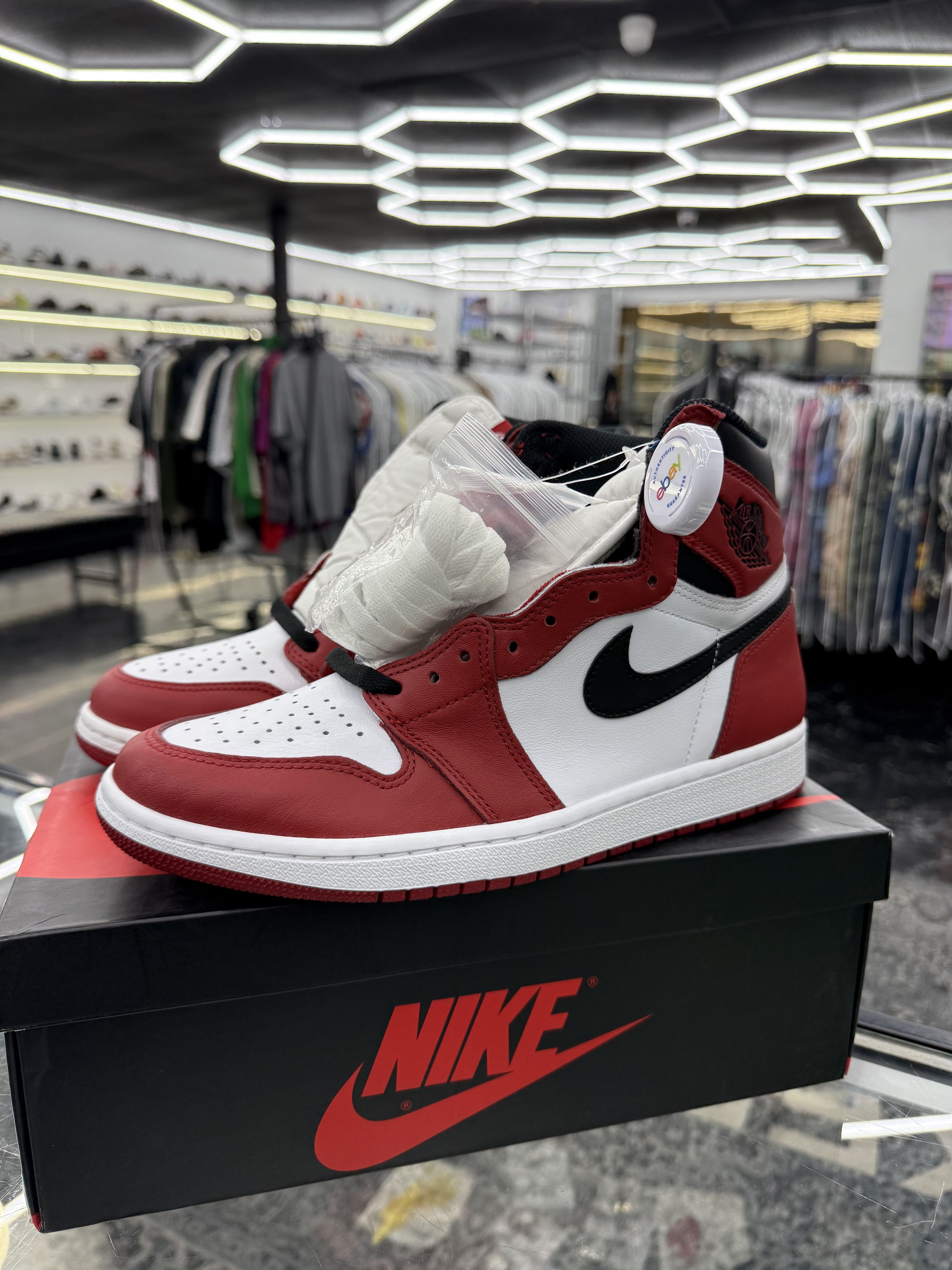 Jordan Brand 1 Retro High OG Chicago Size US 9.5 / EU 42-43 - 2 Thumbnail