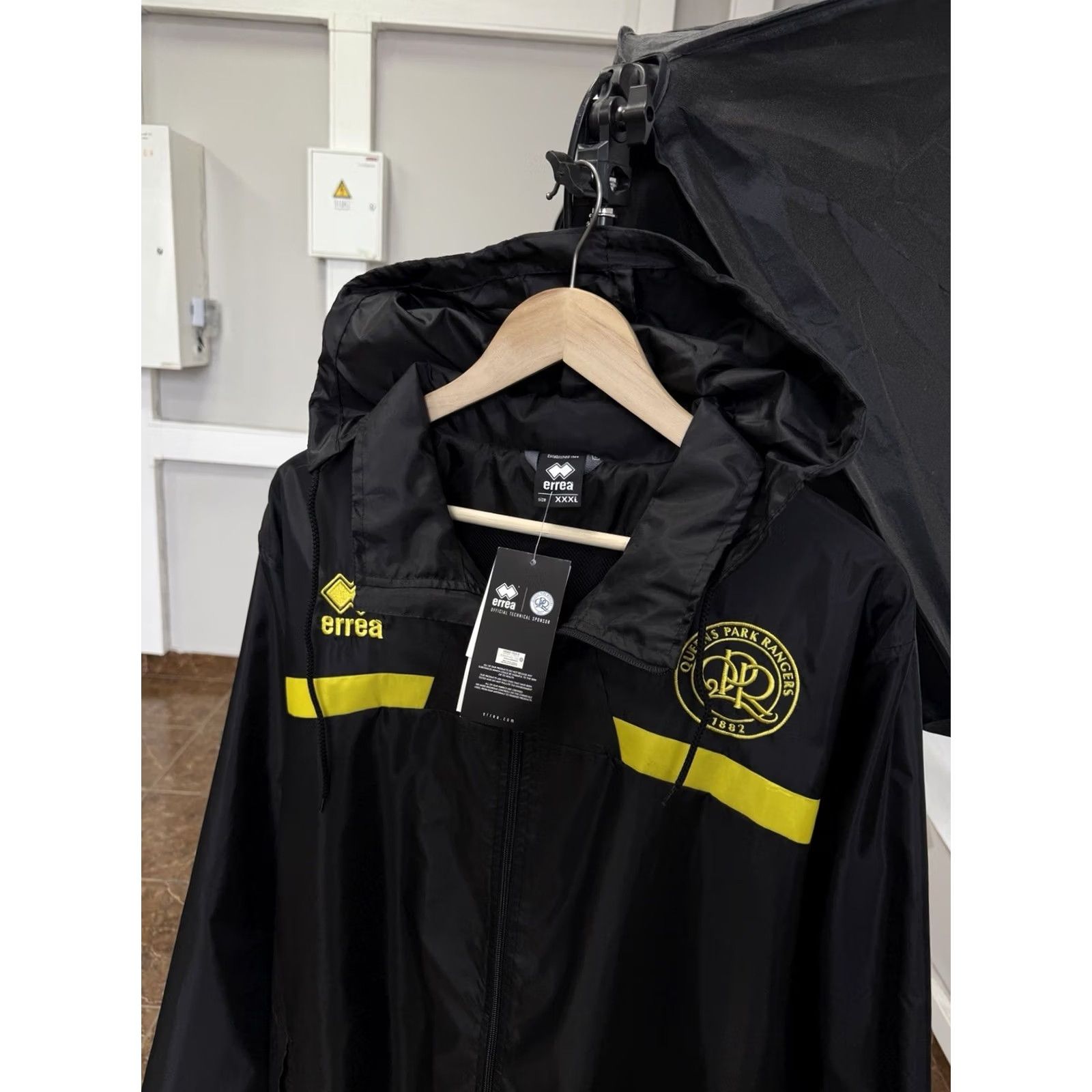 Errea VINTAGE? No, NWT Erreà Queens Park Rangers QPR Windbreaker Jacket 3XL Black Mens Jacket Windbreaker QPR Football Fans Mens 3XL Size US XXL / EU 58 / 5 - 2 Thumbnail